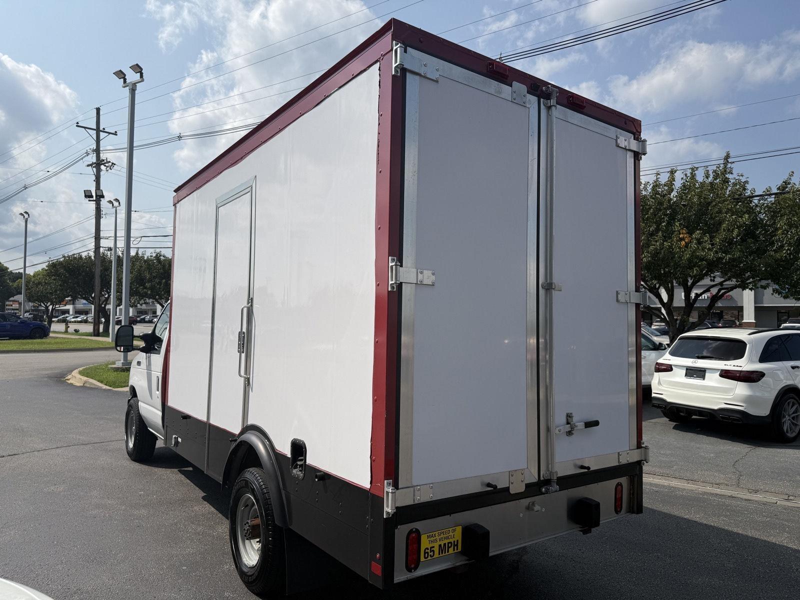 Ford Econoline E-350 Super Duty 2023