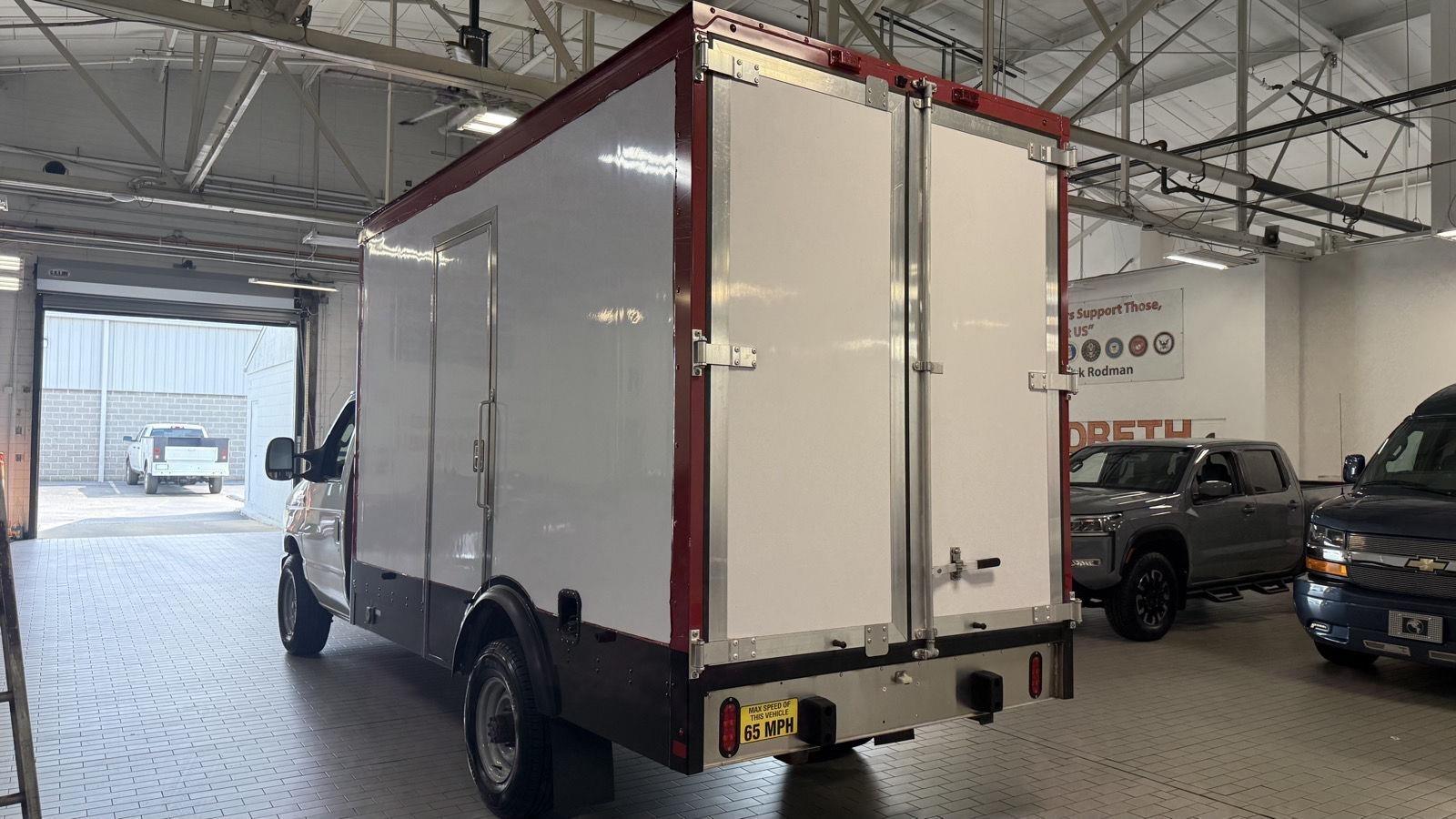 Ford Econoline E-350 Super Duty 2023