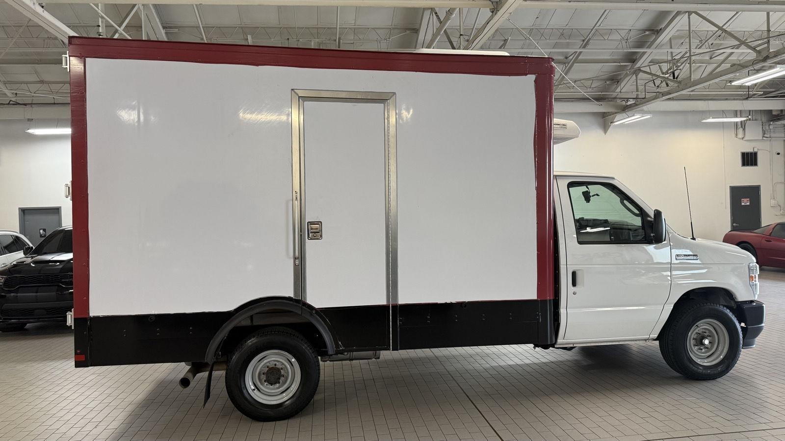 Ford Econoline E-350 Super Duty 2023