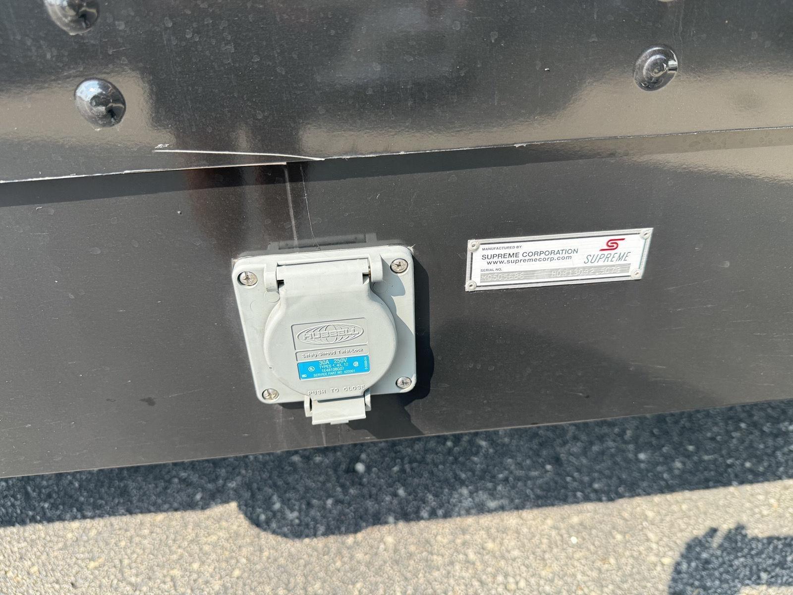 Ford Econoline E-350 Super Duty 2023
