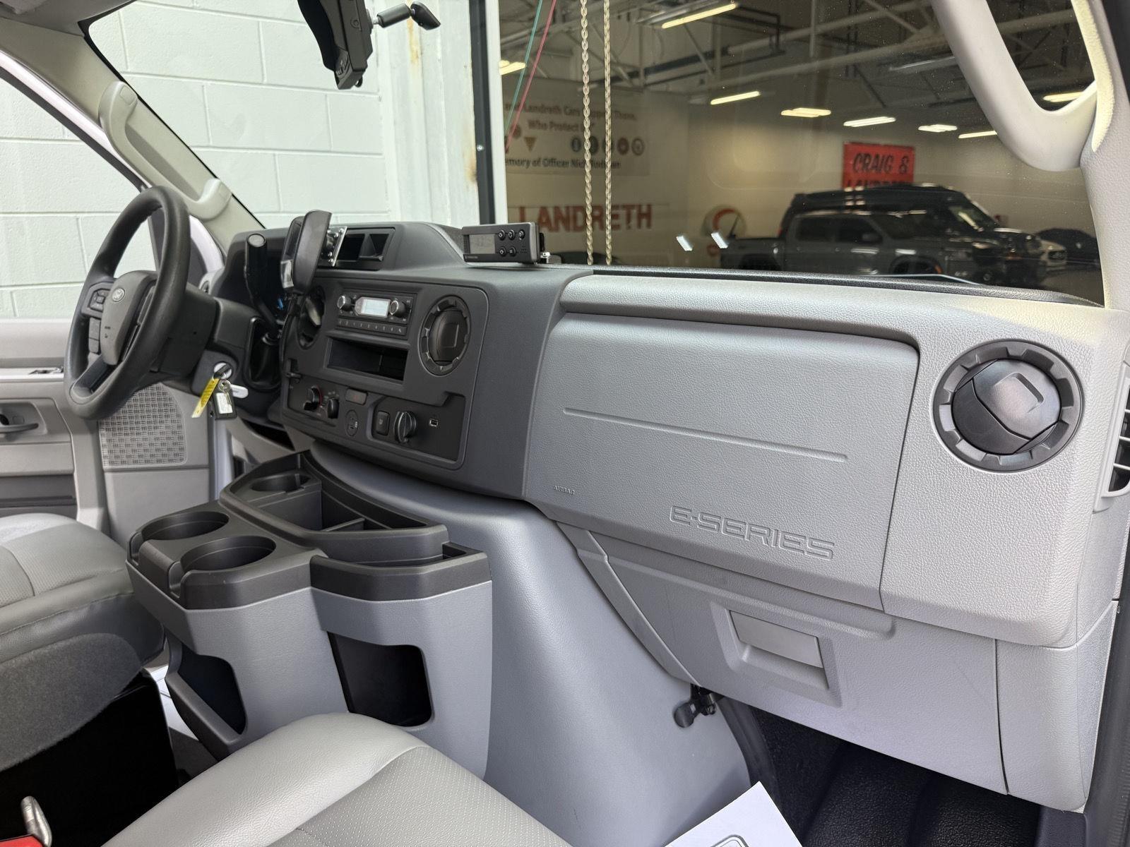 Ford Econoline E-350 Super Duty 2023
