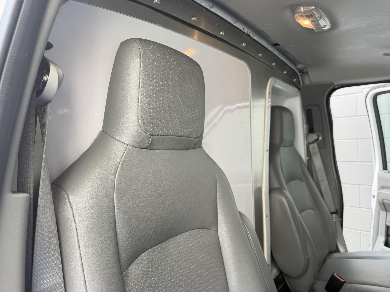 Ford Econoline E-350 Super Duty 2023