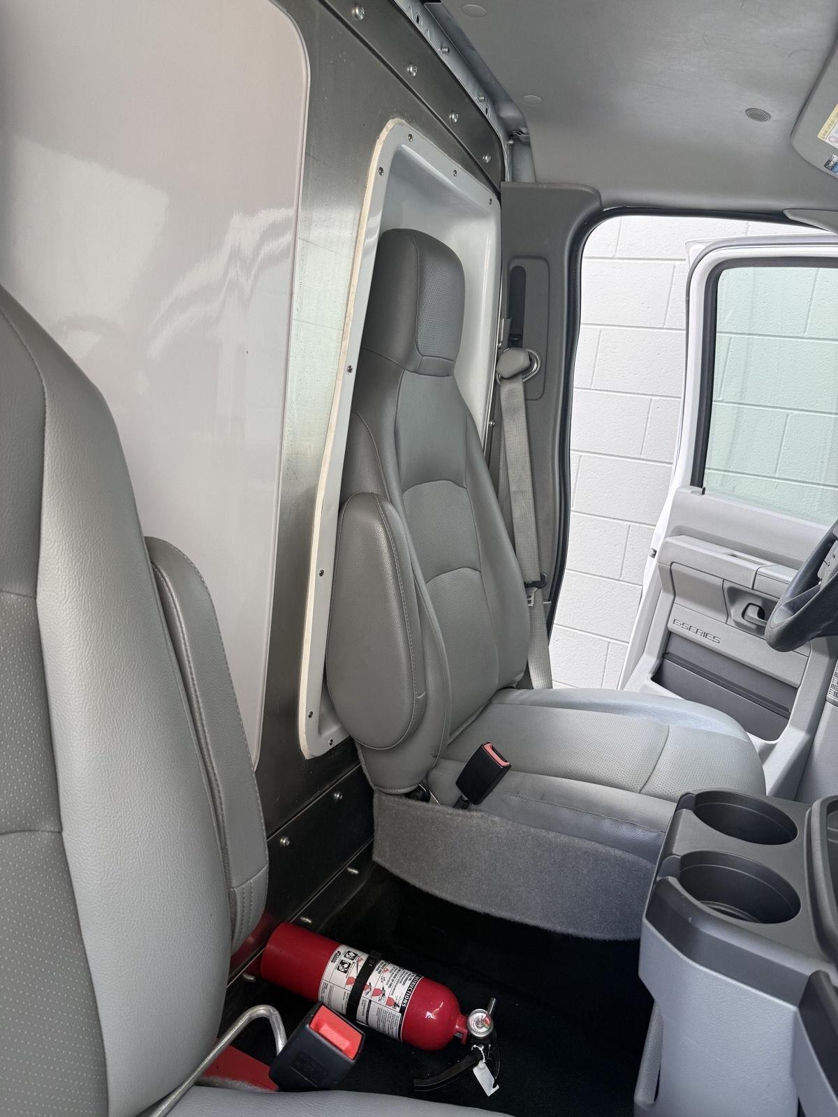 Ford Econoline E-350 Super Duty 2023