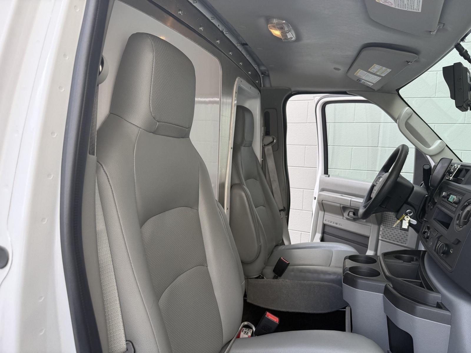 Ford Econoline E-350 Super Duty 2023