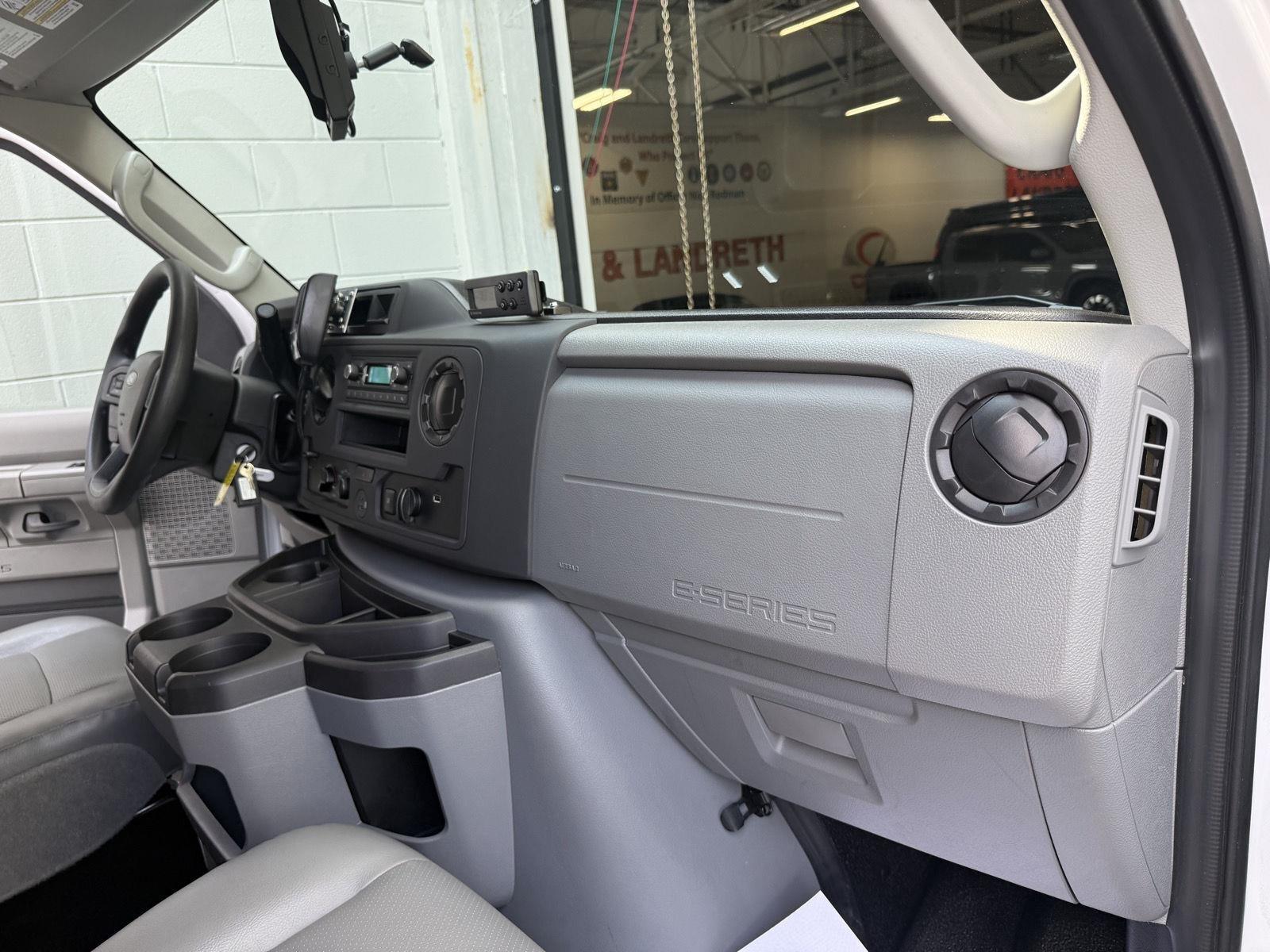 Ford Econoline E-350 Super Duty 2023