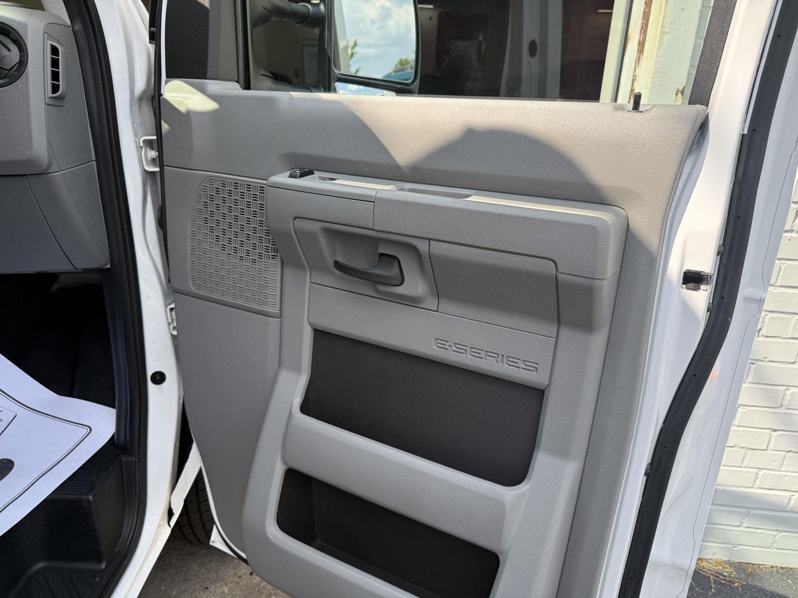 Ford Econoline E-350 Super Duty 2023