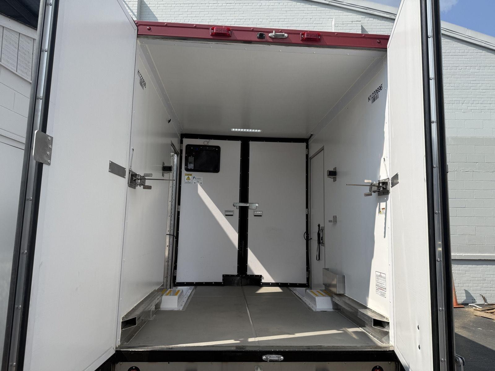 Ford Econoline E-350 Super Duty 2023