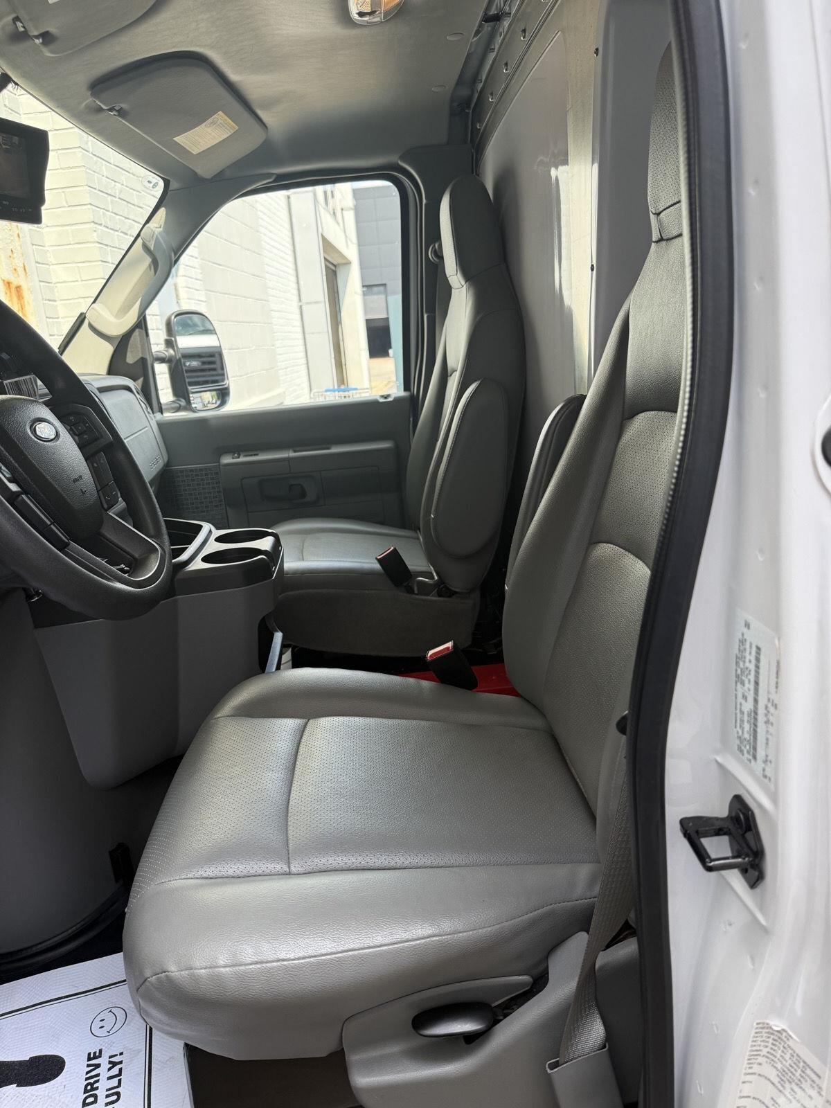 Ford Econoline E-350 Super Duty 2023