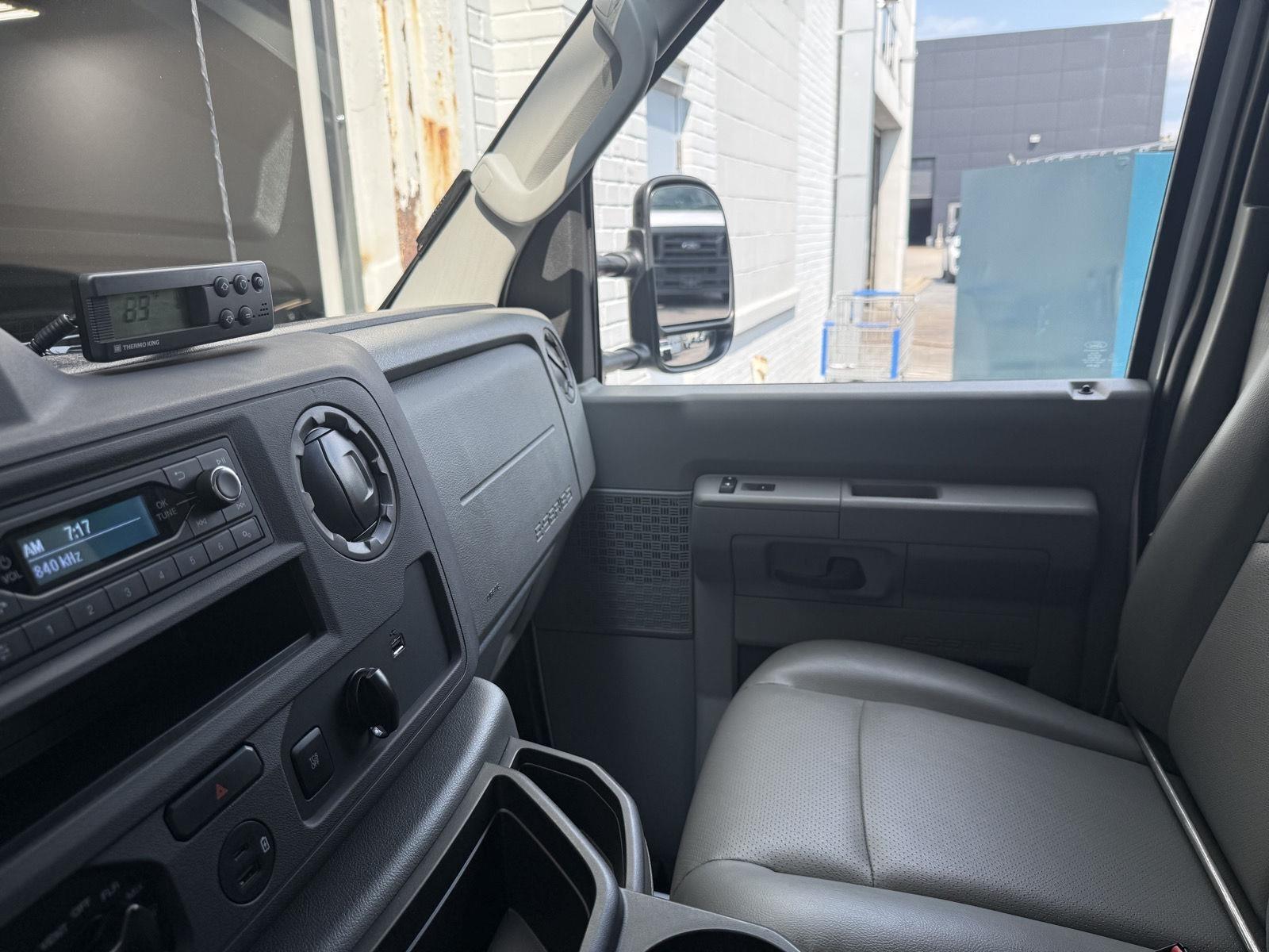 Ford Econoline E-350 Super Duty 2023