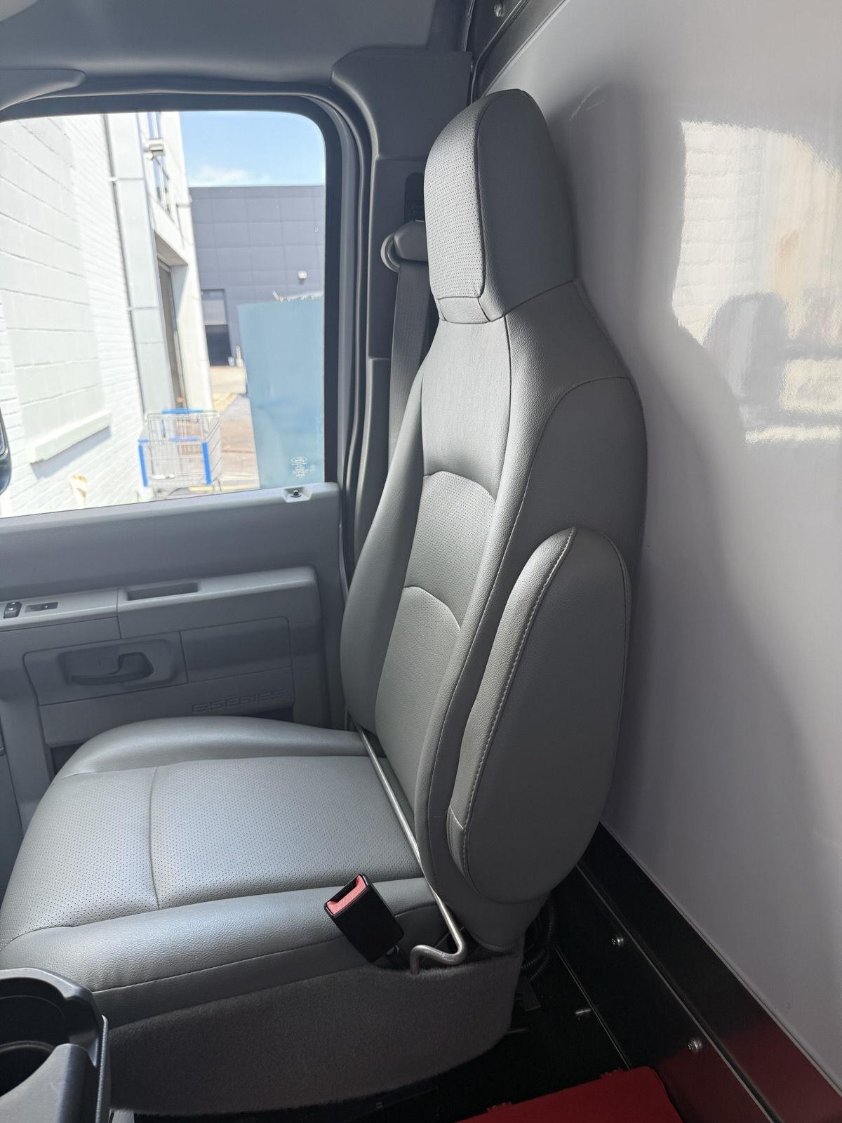 Ford Econoline E-350 Super Duty 2023