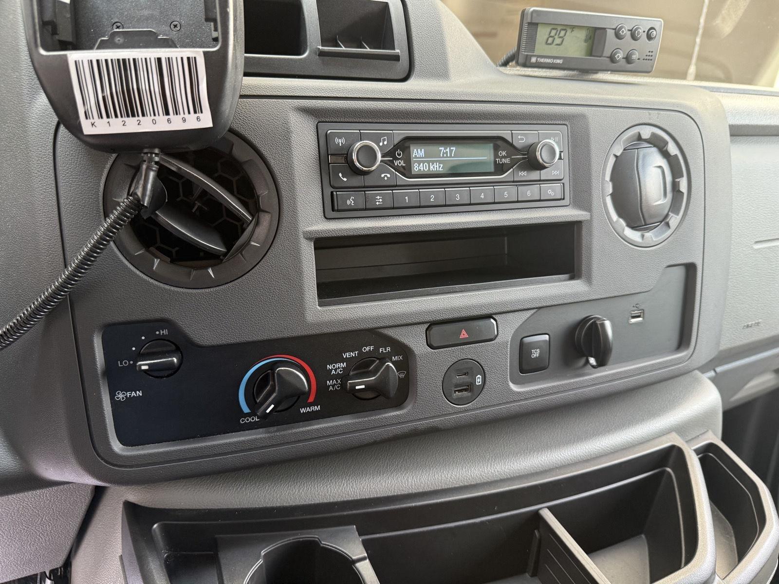 Ford Econoline E-350 Super Duty 2023
