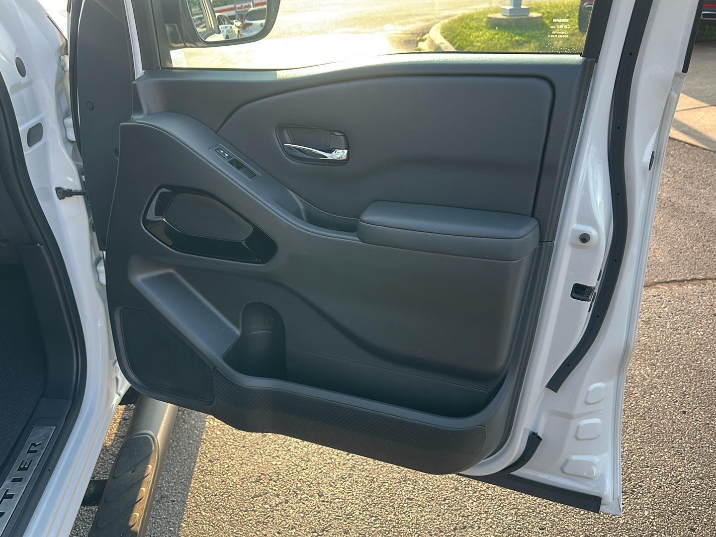 Nissan Frontier SV Crew Cab 4WD 2023