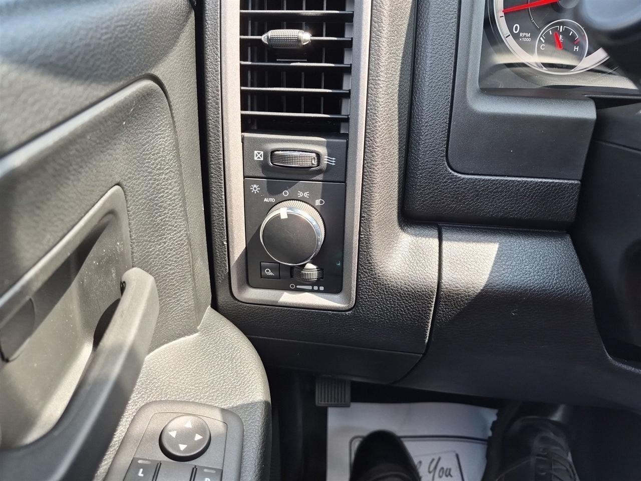 RAM 1500 Classic Tradesman Crew Cab SWB 4WD 2024