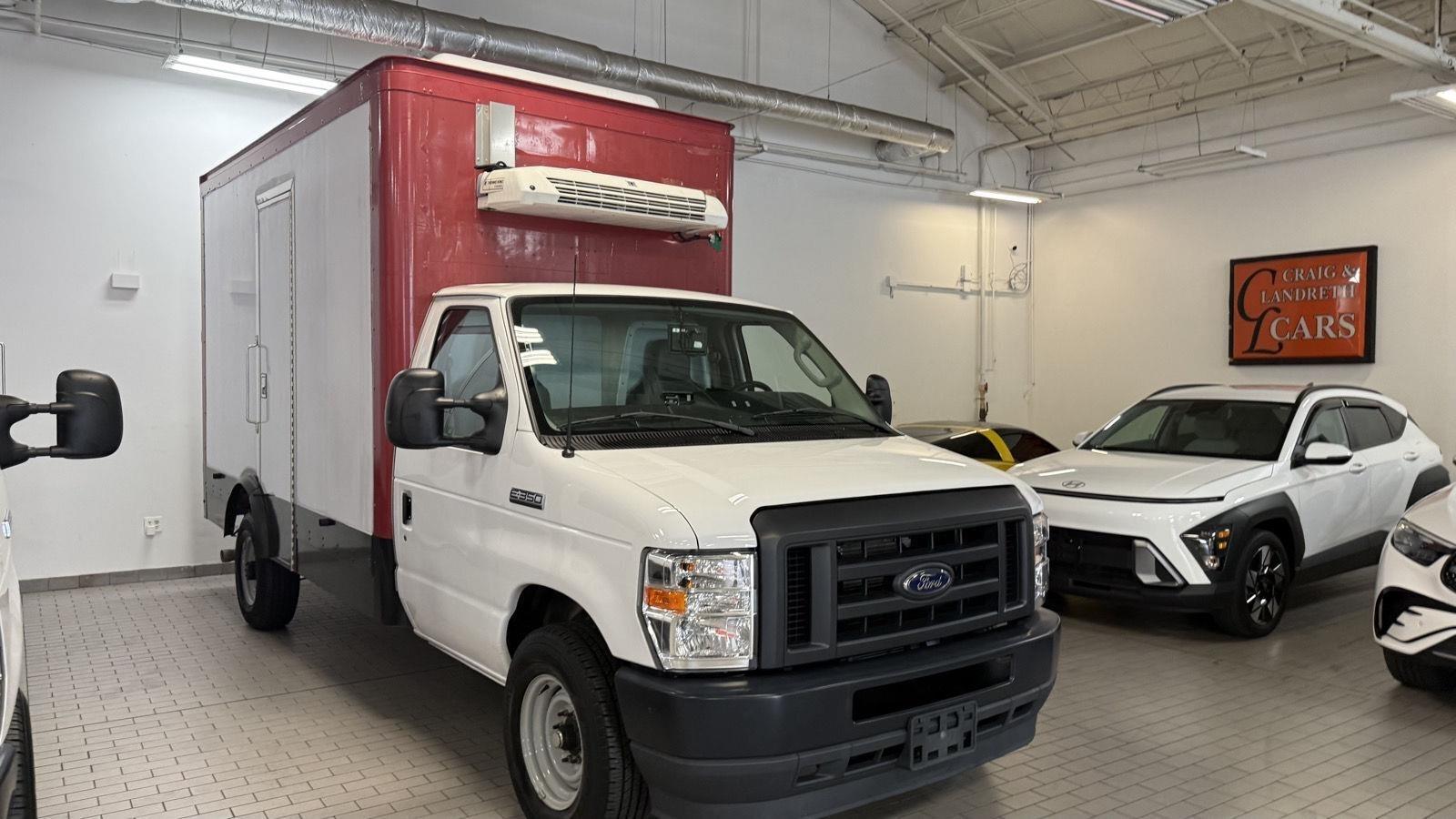 Ford Econoline E-350 Super Duty 2023
