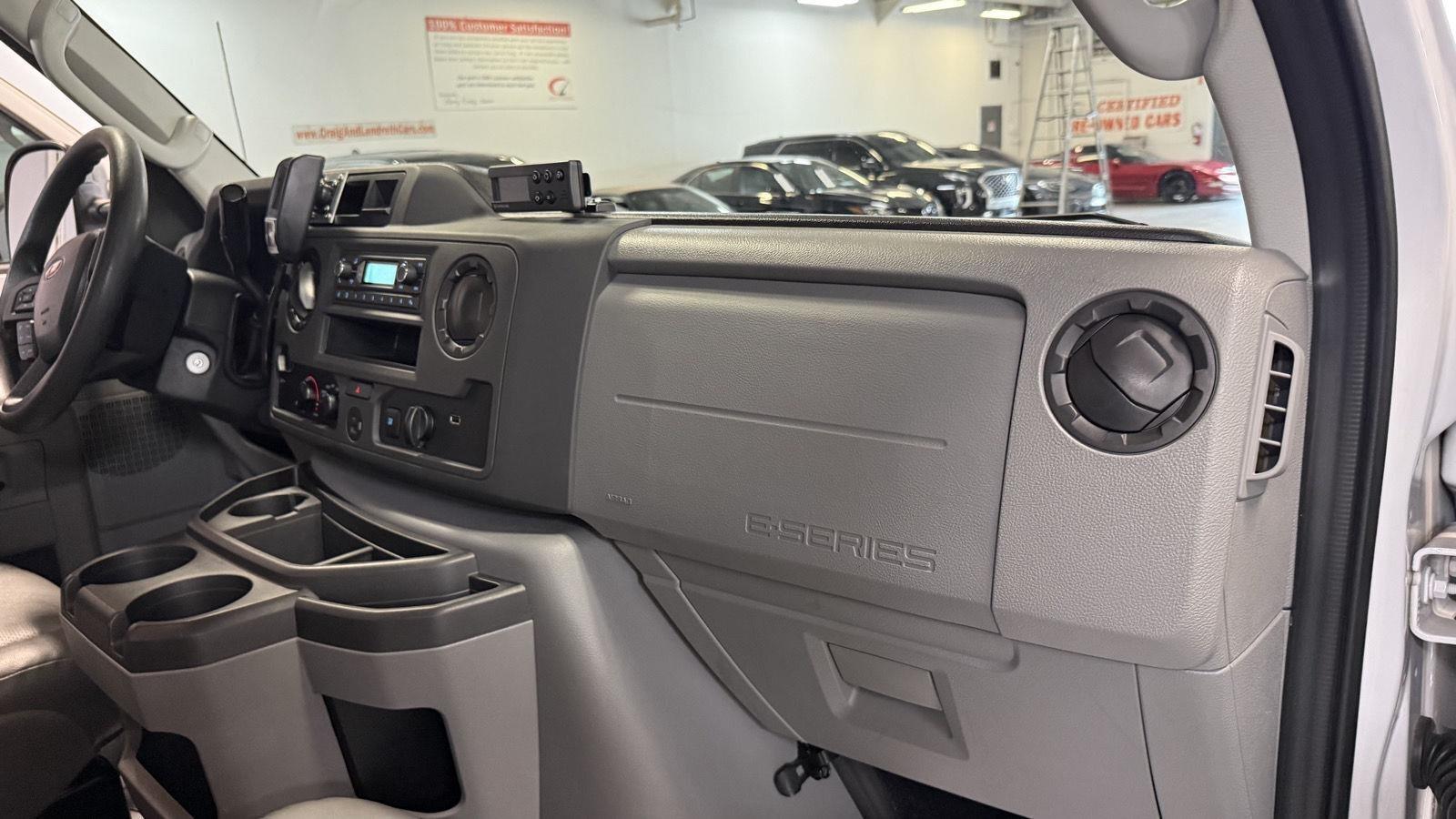 Ford Econoline E-350 Super Duty 2023