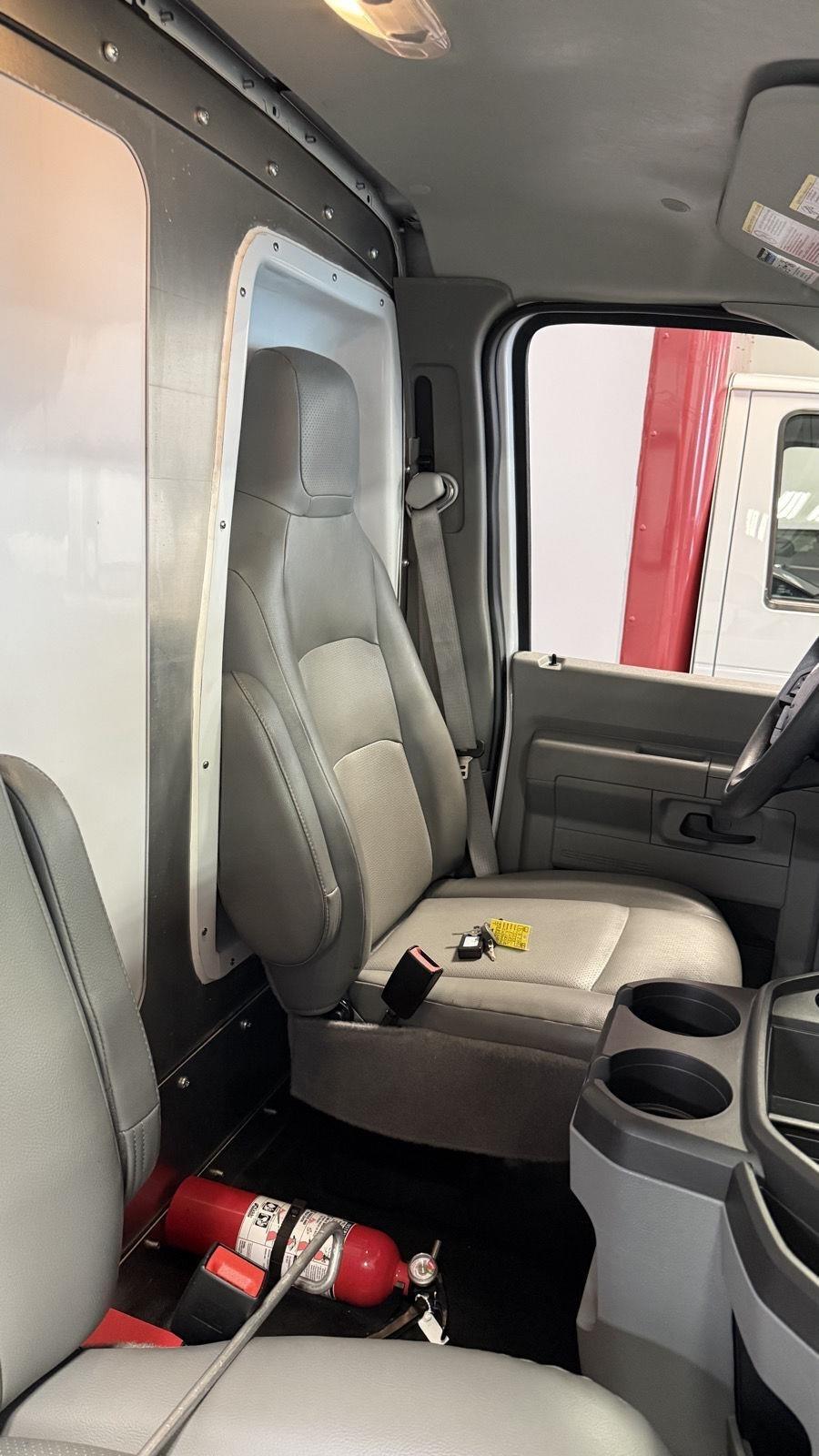 Ford Econoline E-350 Super Duty 2023