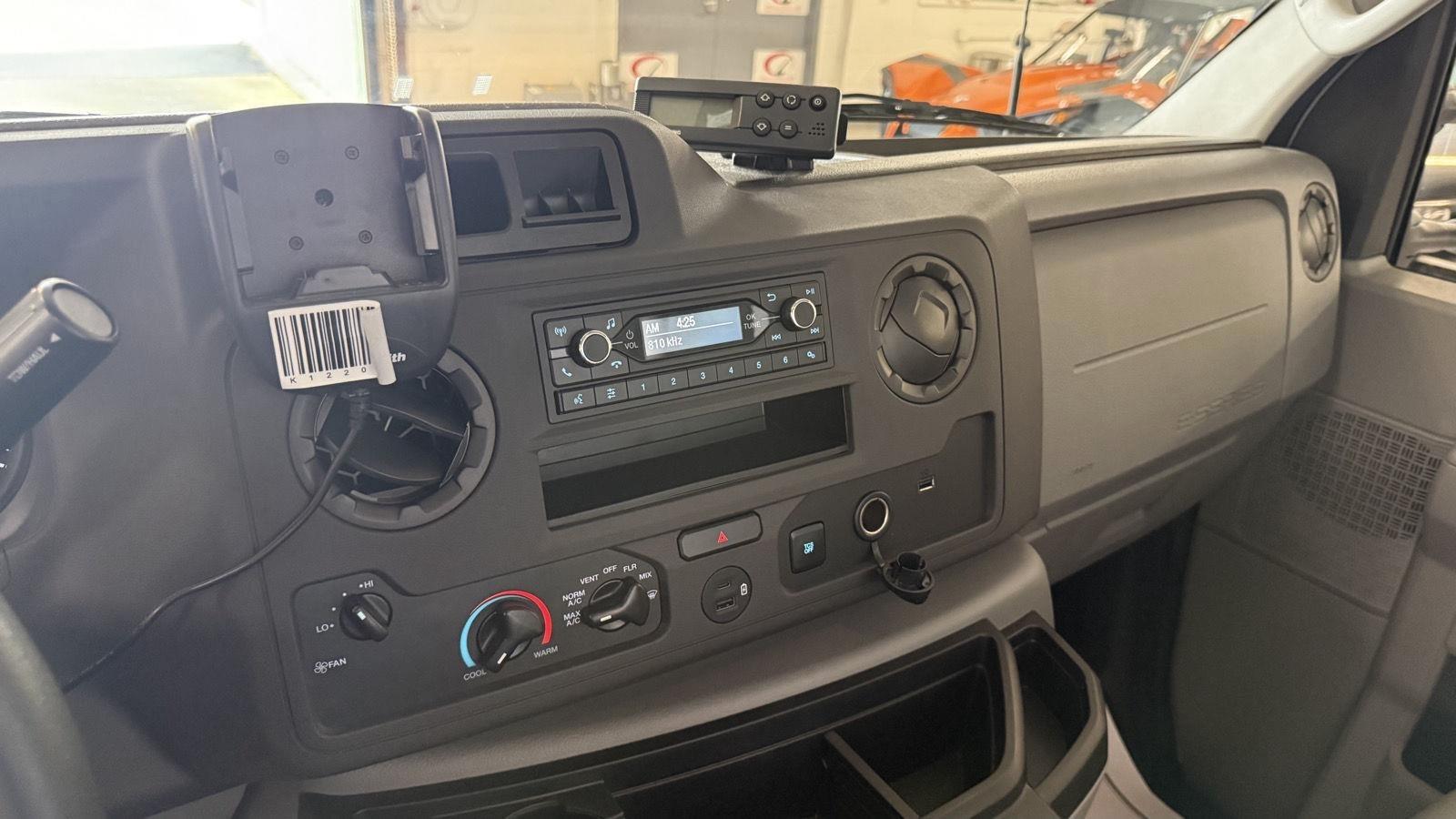Ford Econoline E-350 Super Duty 2023