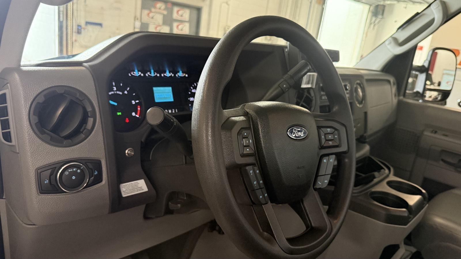 Ford Econoline E-350 Super Duty 2023