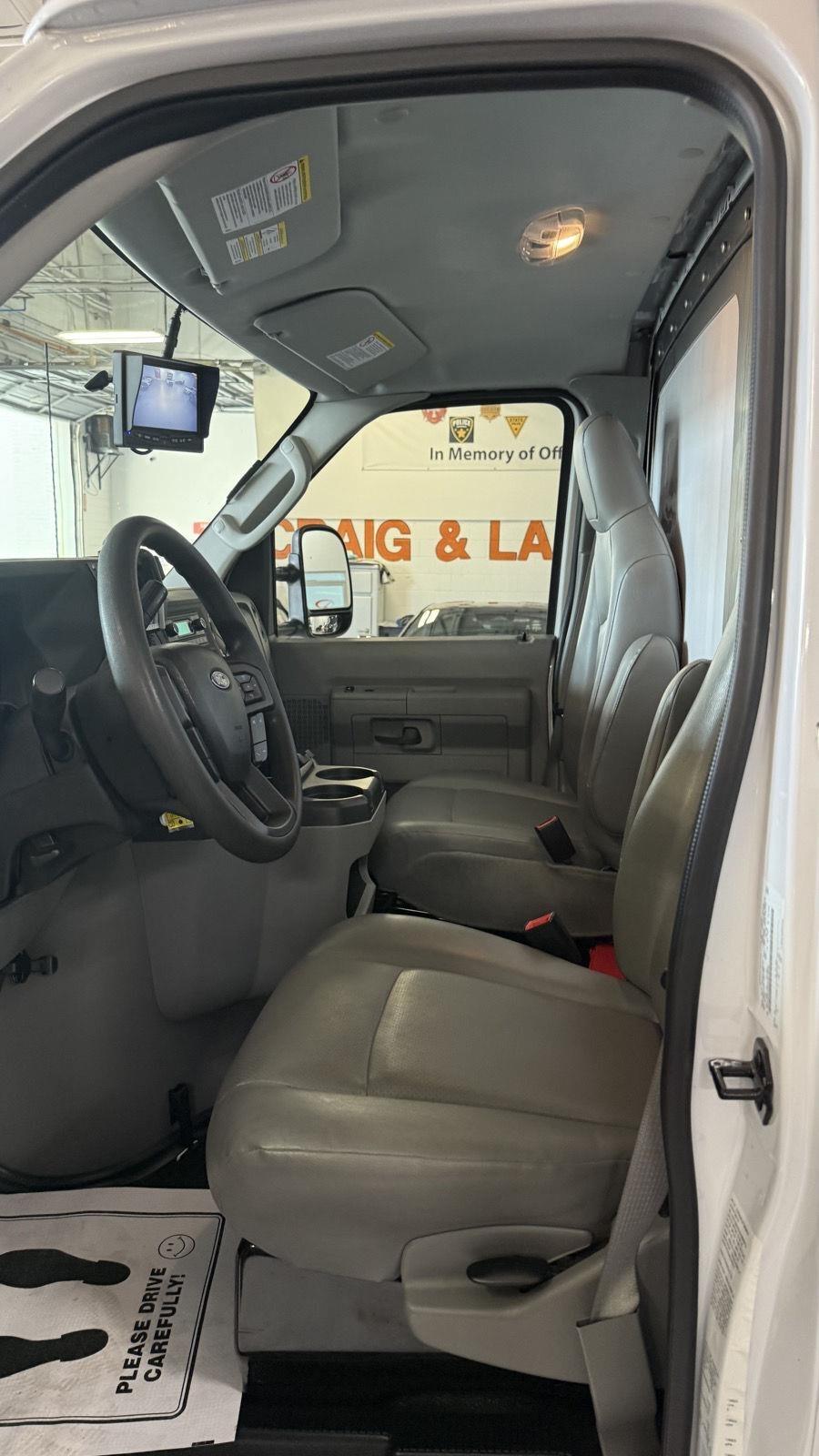 Ford Econoline E-350 Super Duty 2023