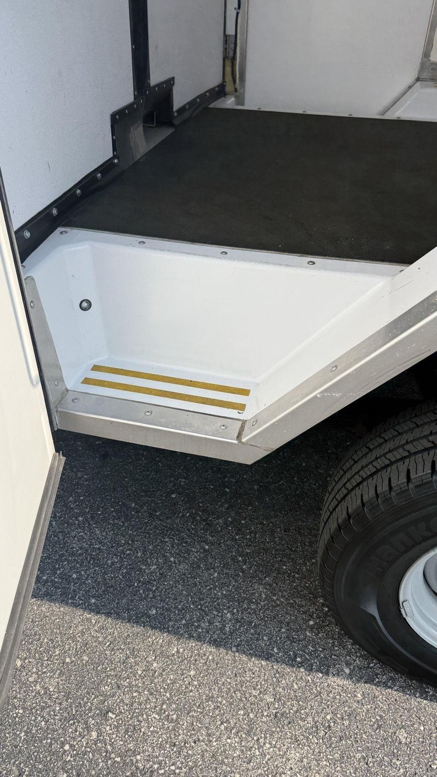 Ford Econoline E-350 Super Duty 2023