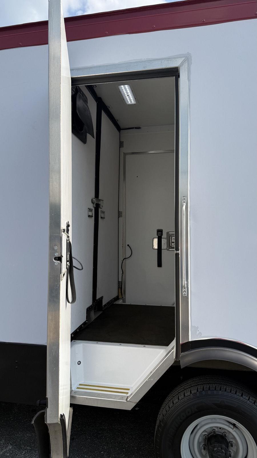 Ford Econoline E-350 Super Duty 2023