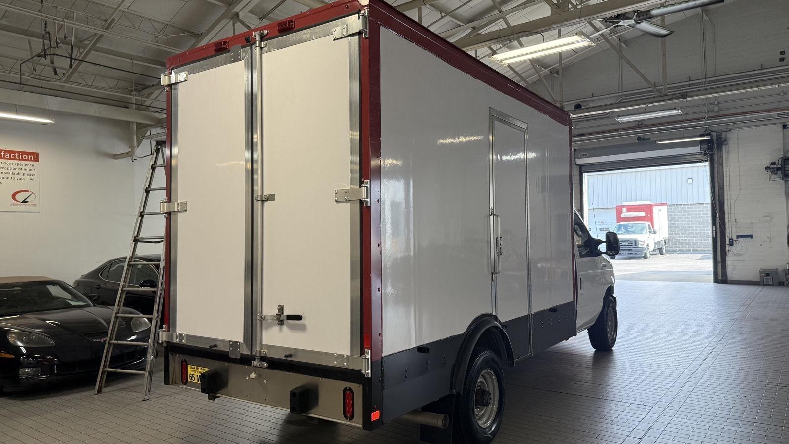 Ford Econoline E-350 Super Duty 2023