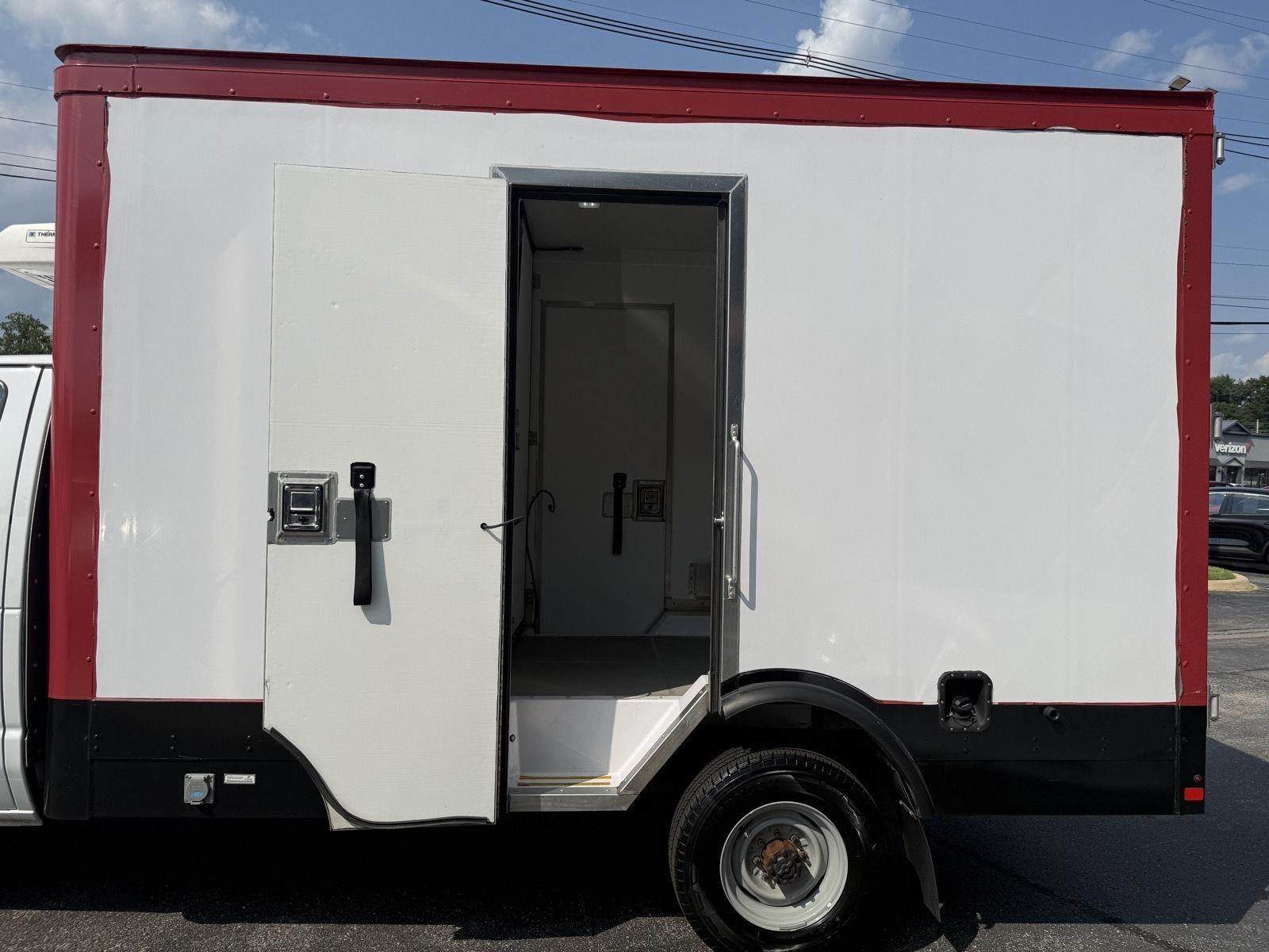 Ford Econoline E-350 Super Duty 2023