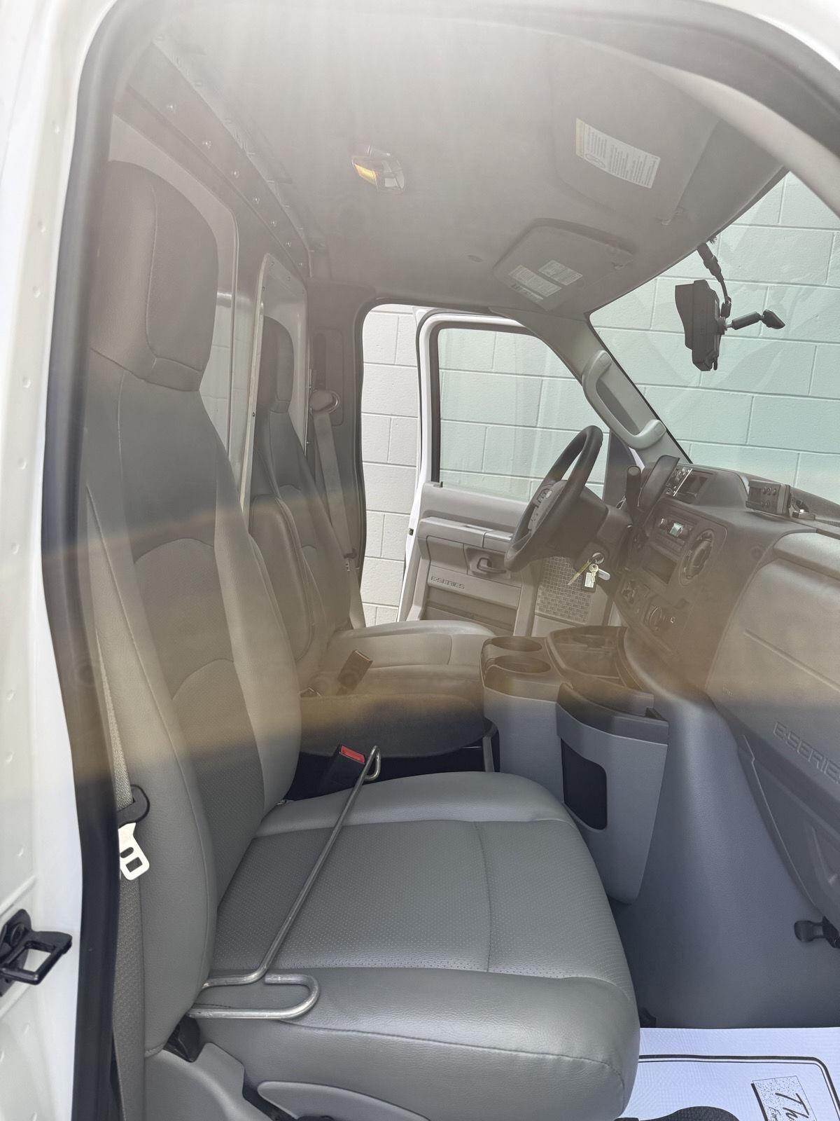 Ford Econoline E-350 Super Duty 2023