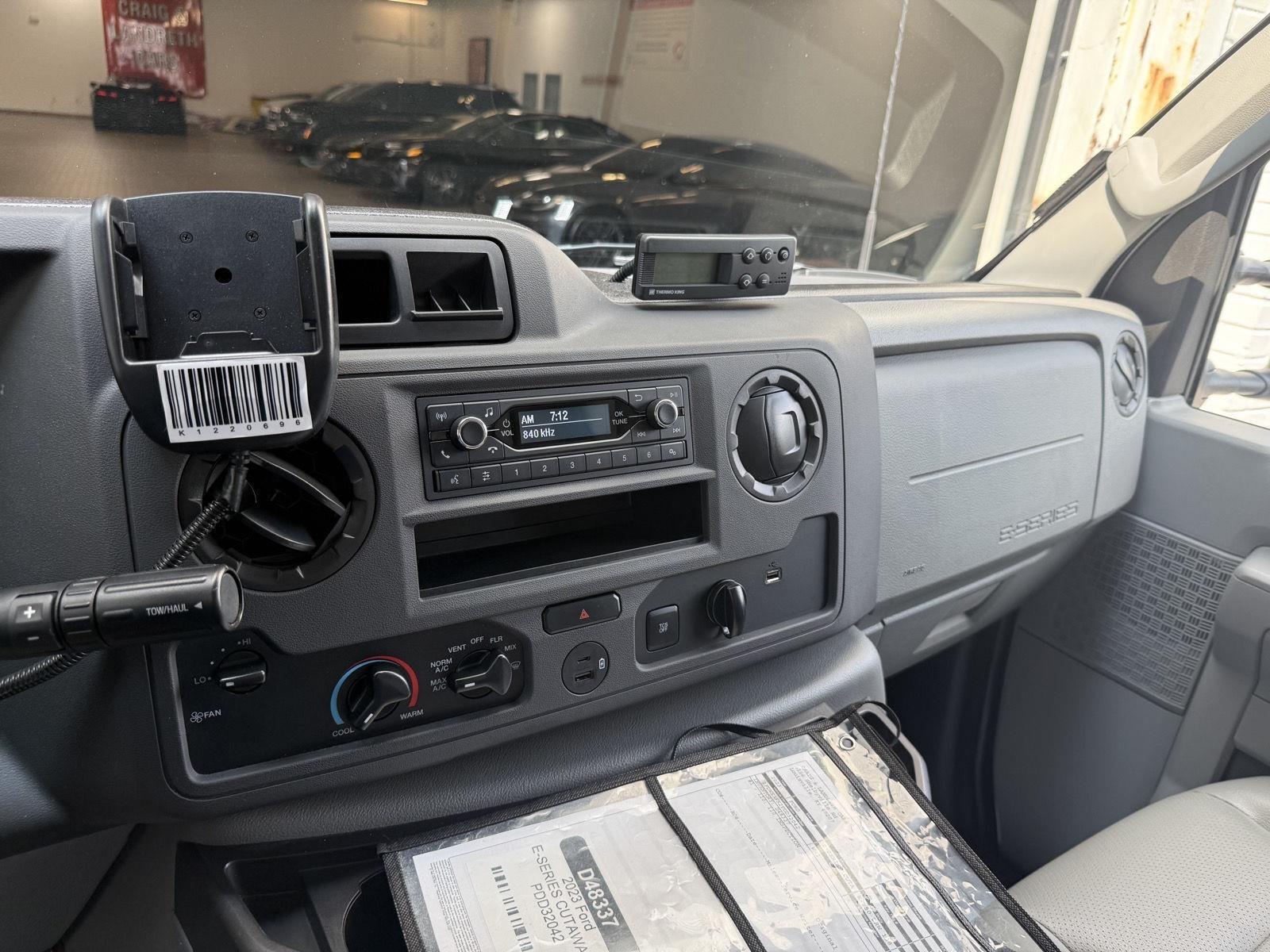 Ford Econoline E-350 Super Duty 2023