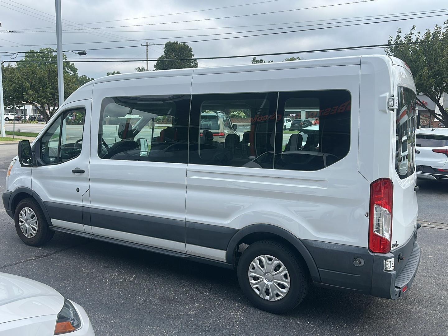 Ford Transit 350 Wagon Med. Roof XLT w/Sliding Pass. 148-in. WB 2016
