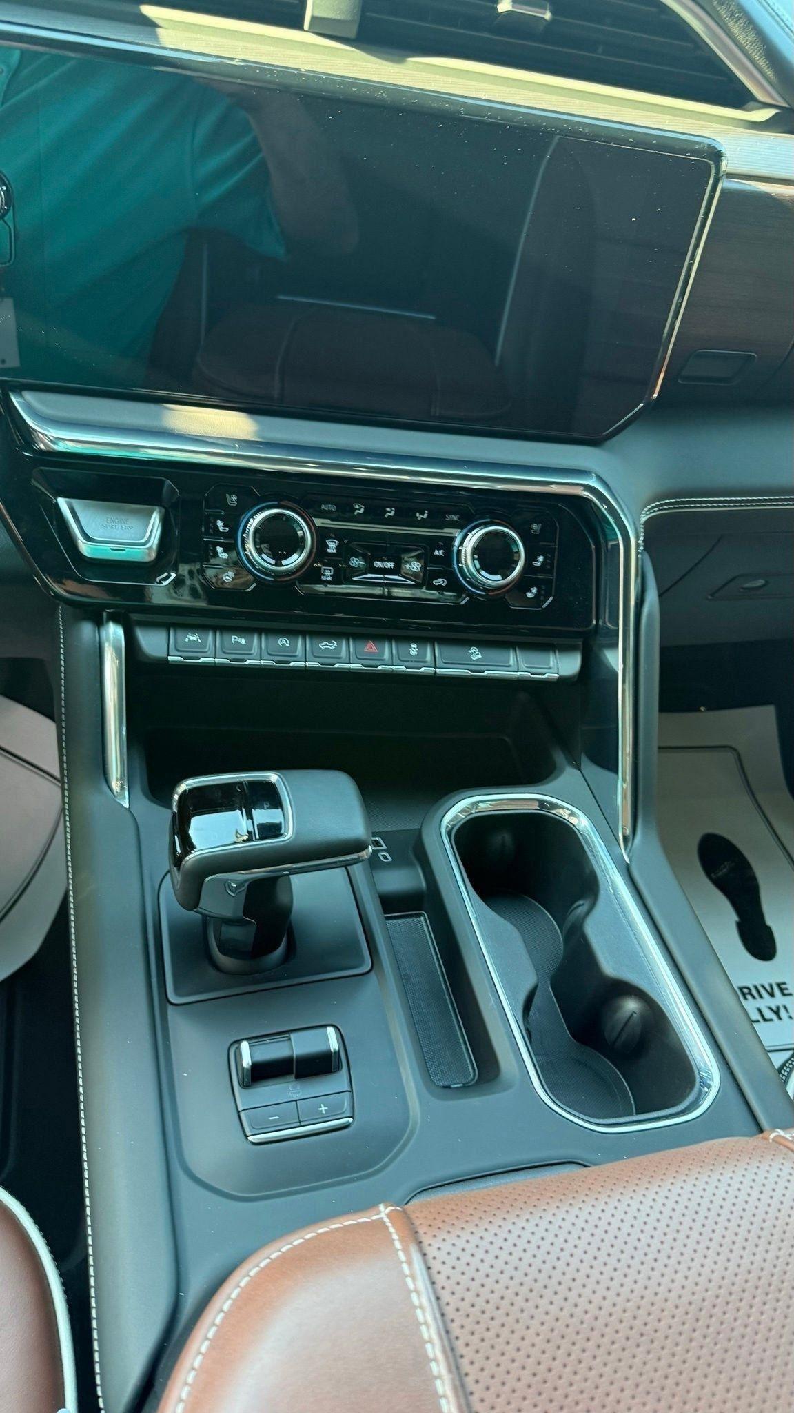 GMC Sierra 1500 Denali Ultimate Crew Cab 4WD 2025