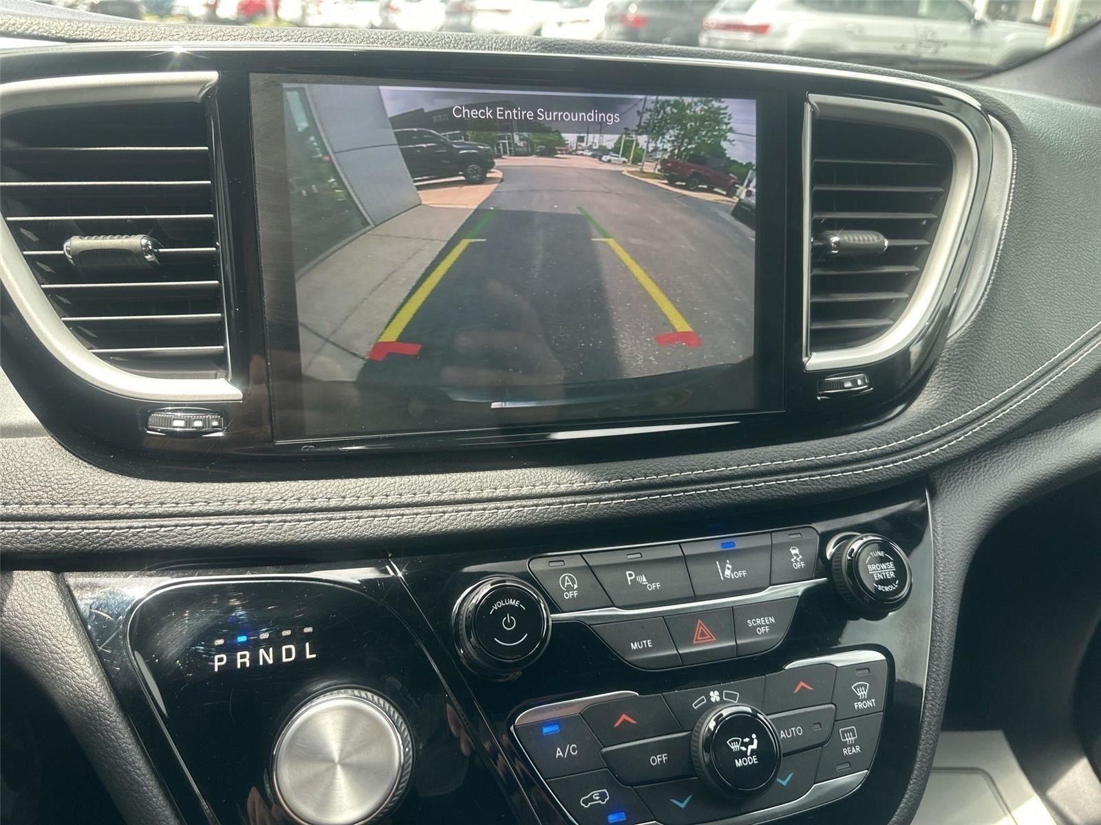 Chrysler Pacifica Touring 2022