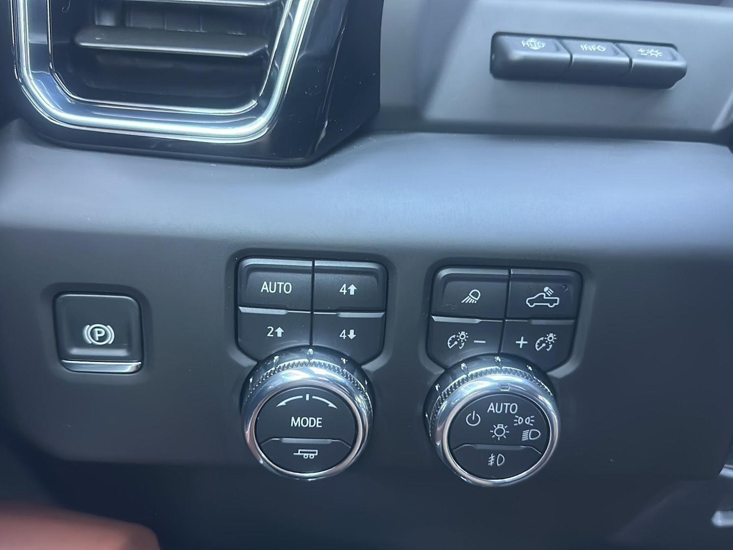 GMC Sierra 3500HD Denali Ultimate Crew Cab 4WD 2025