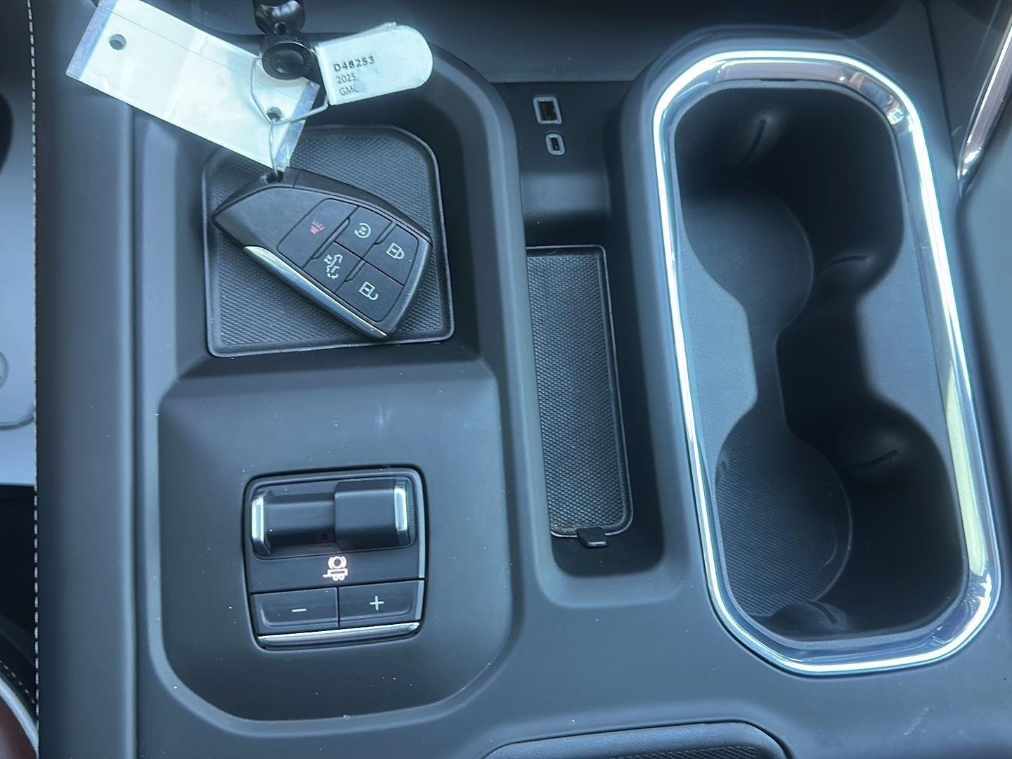 GMC Sierra 3500HD Denali Ultimate Crew Cab 4WD 2025