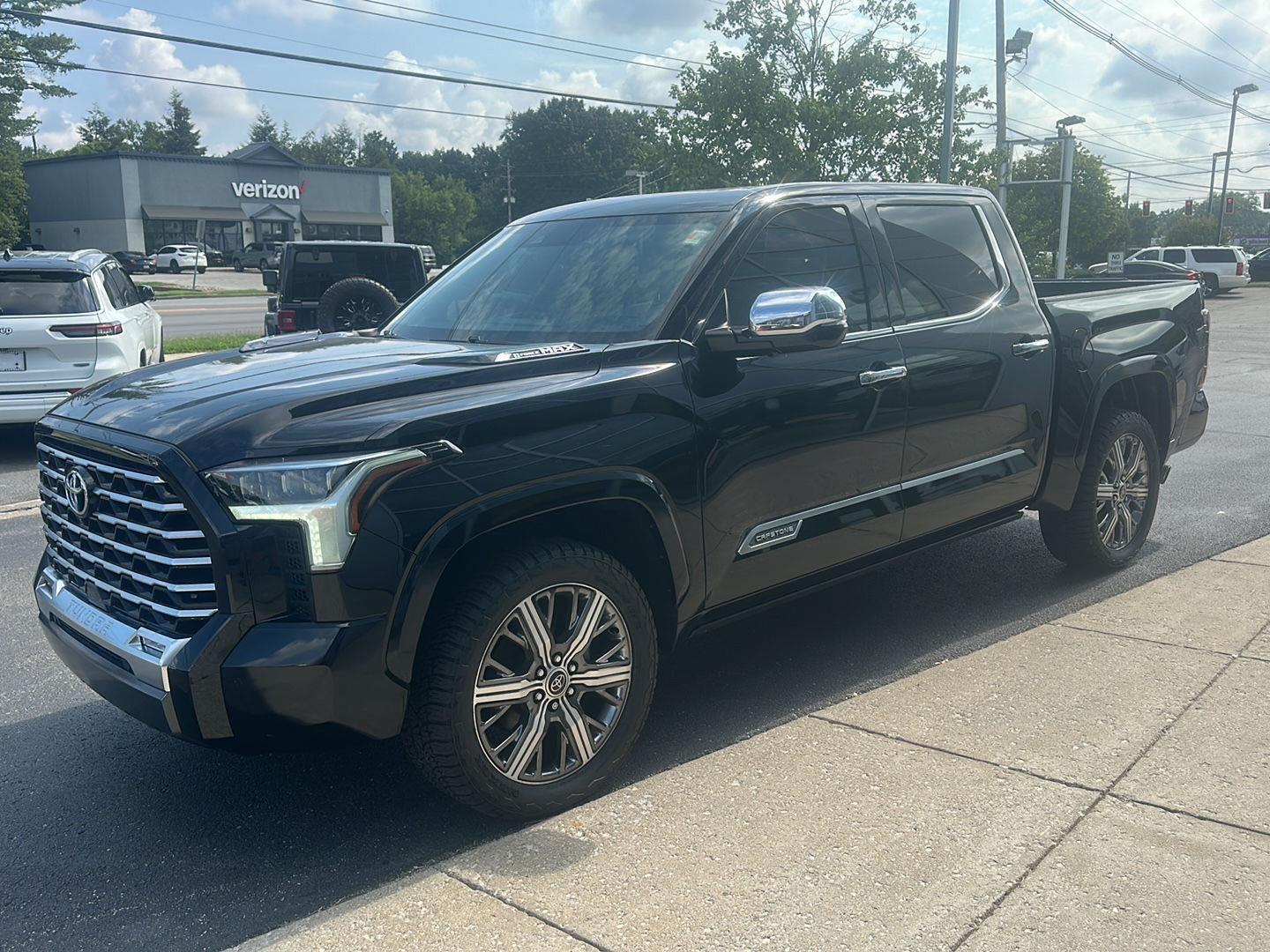 Toyota Tundra Capstone CrewMax 4WD Hybrid 2022