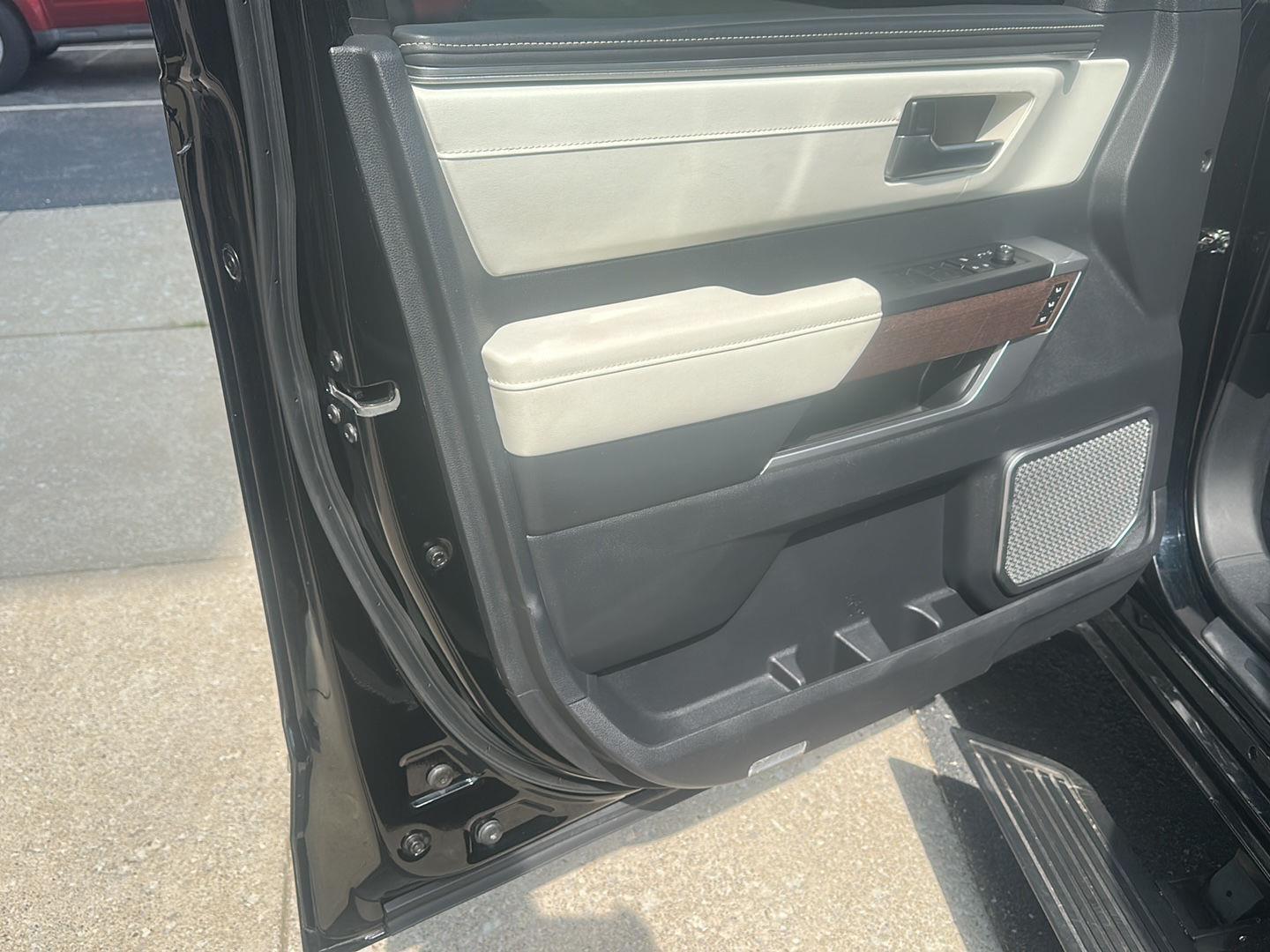 Toyota Tundra Capstone CrewMax 4WD Hybrid 2022