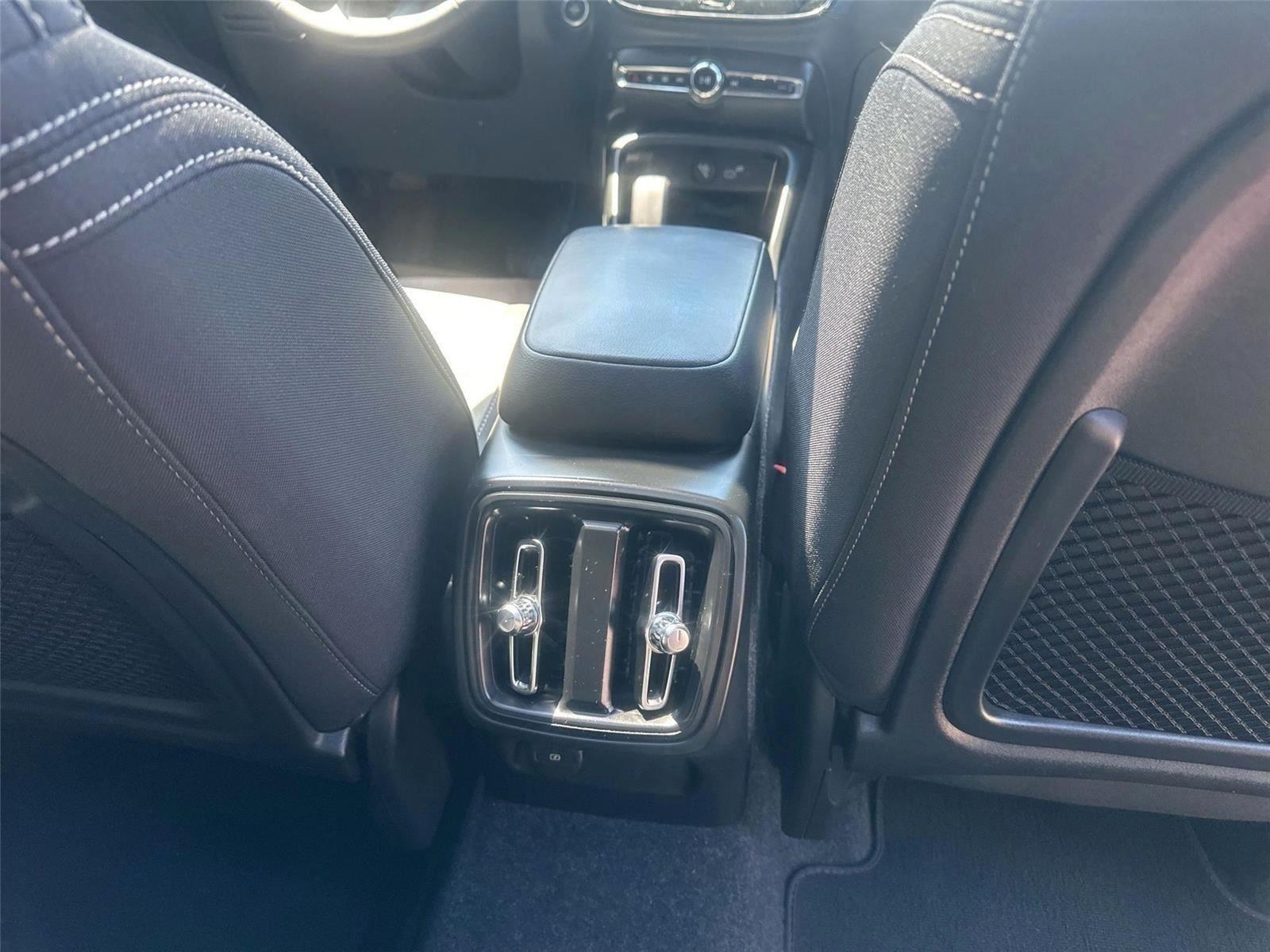 Volvo XC40 B5 Core AWD 2025