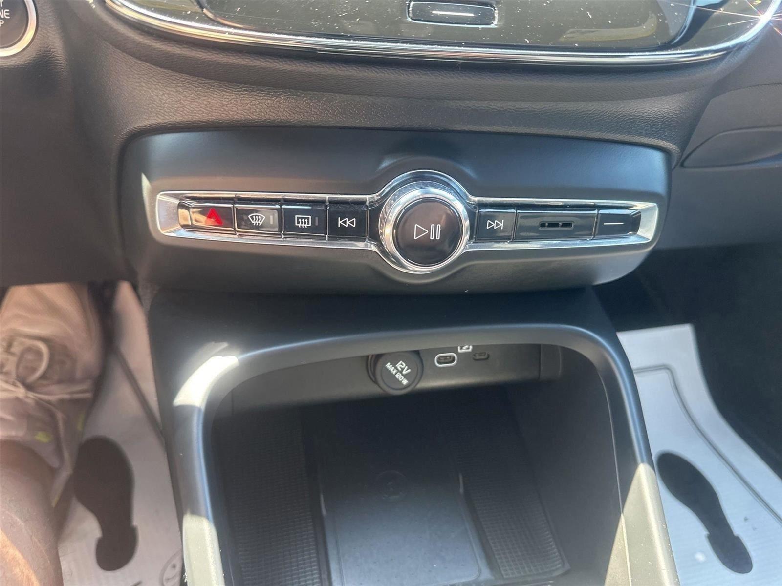 Volvo XC40 B5 Core AWD 2025