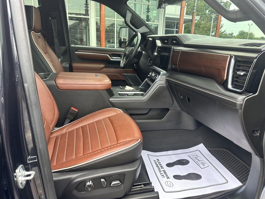 GMC Sierra 3500HD Denali Ultimate Crew Cab 4WD 2025