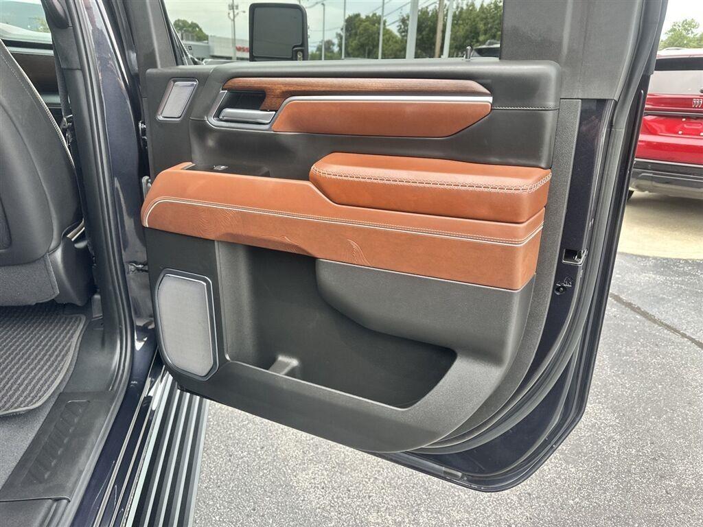 GMC Sierra 3500HD Denali Ultimate Crew Cab 4WD 2025