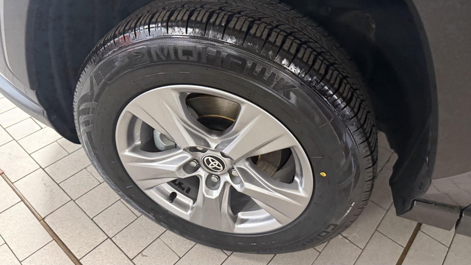 Toyota RAV4 Hybrid XLE 2025