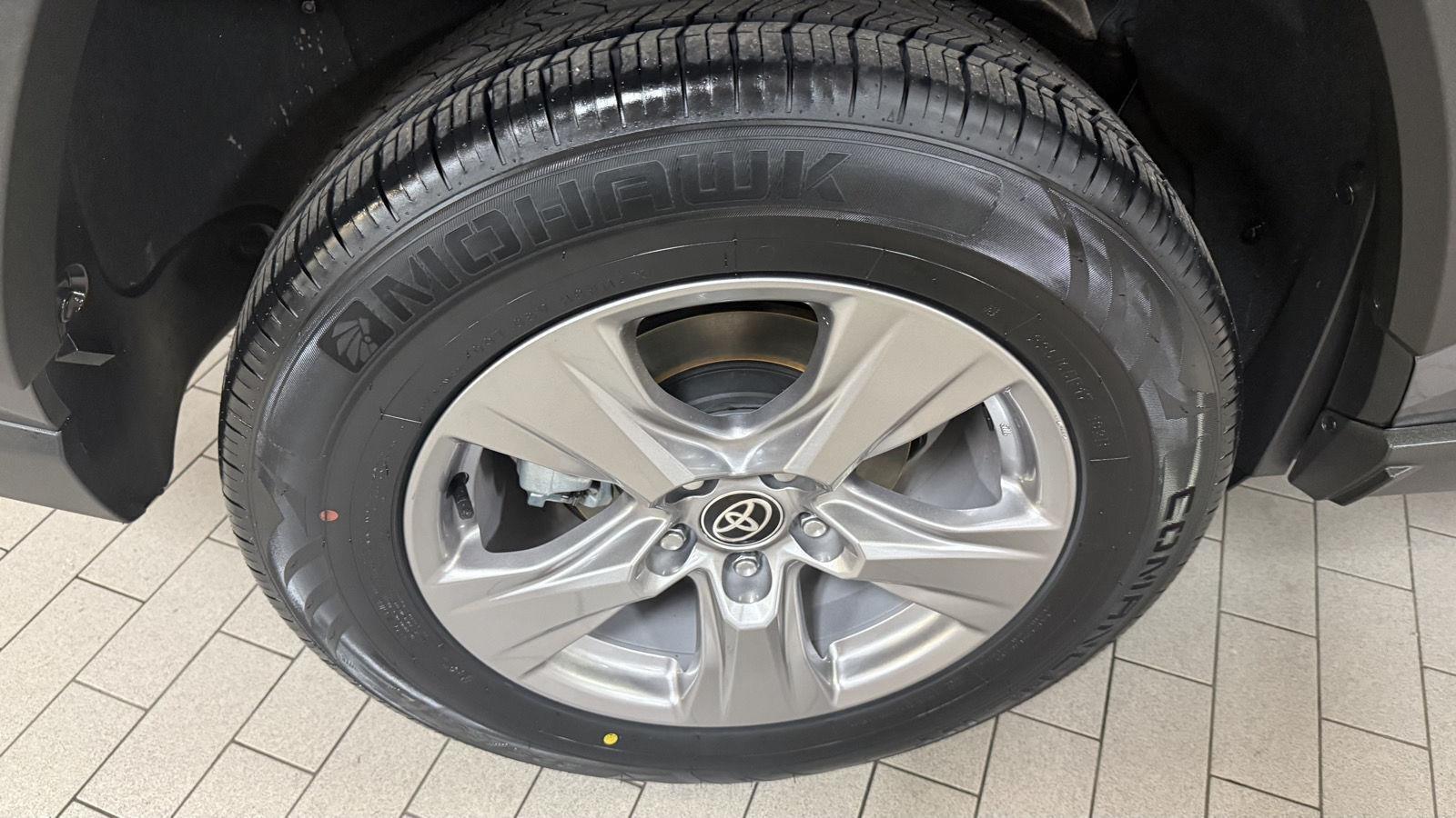 Toyota RAV4 Hybrid XLE 2025