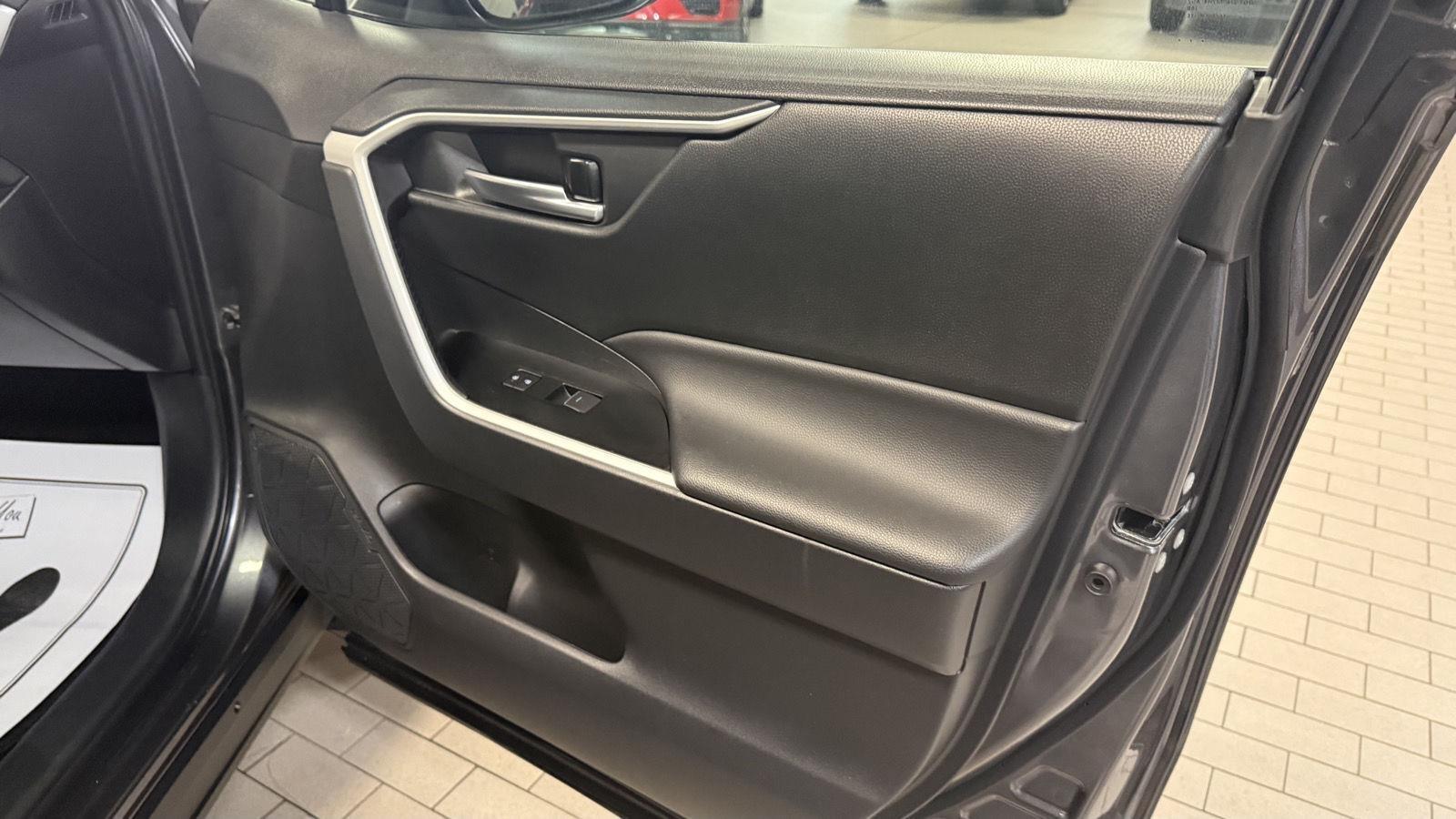 Toyota RAV4 Hybrid XLE 2025