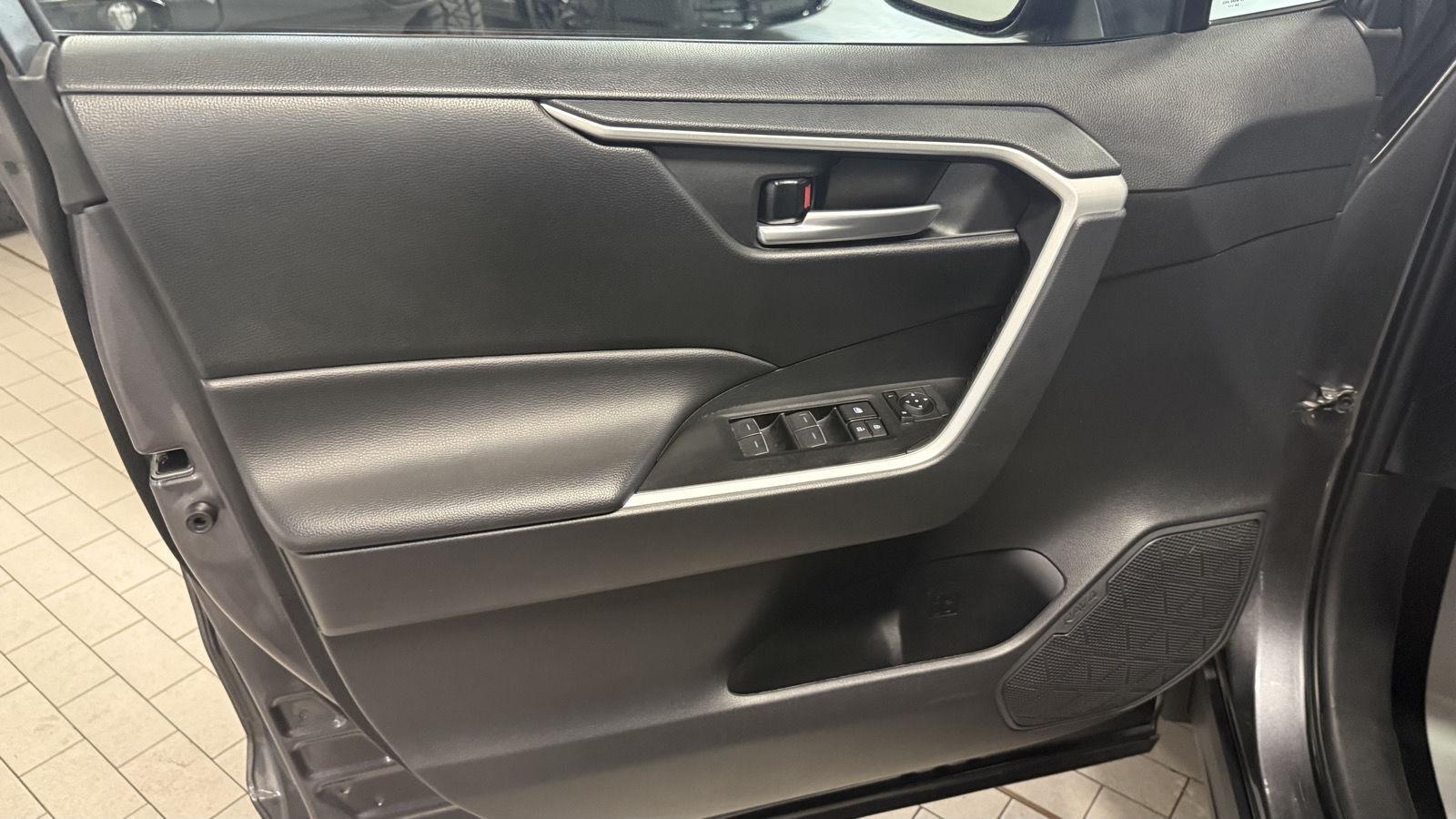 Toyota RAV4 Hybrid XLE 2025