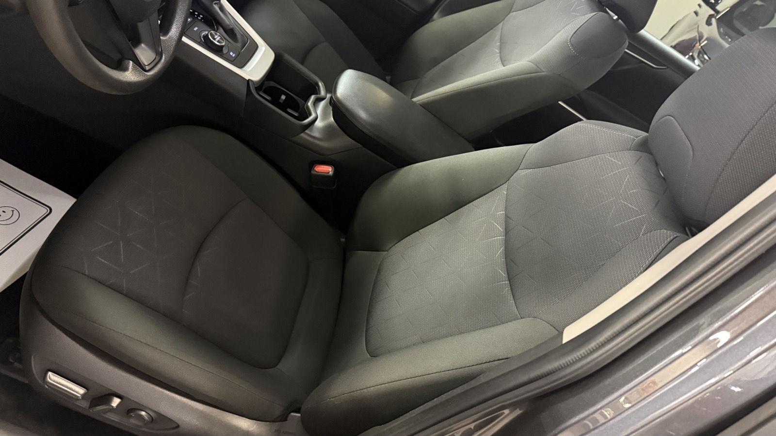 Toyota RAV4 Hybrid XLE 2025