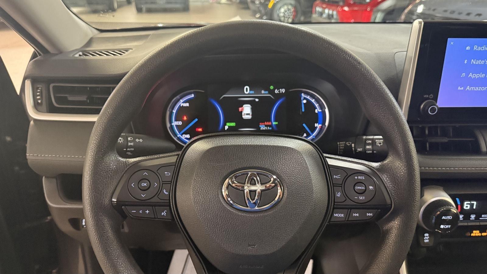Toyota RAV4 Hybrid XLE 2025
