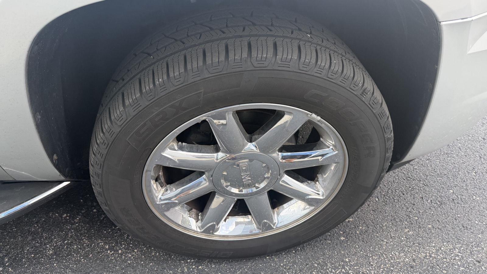 GMC Yukon Denali 4WD 2011