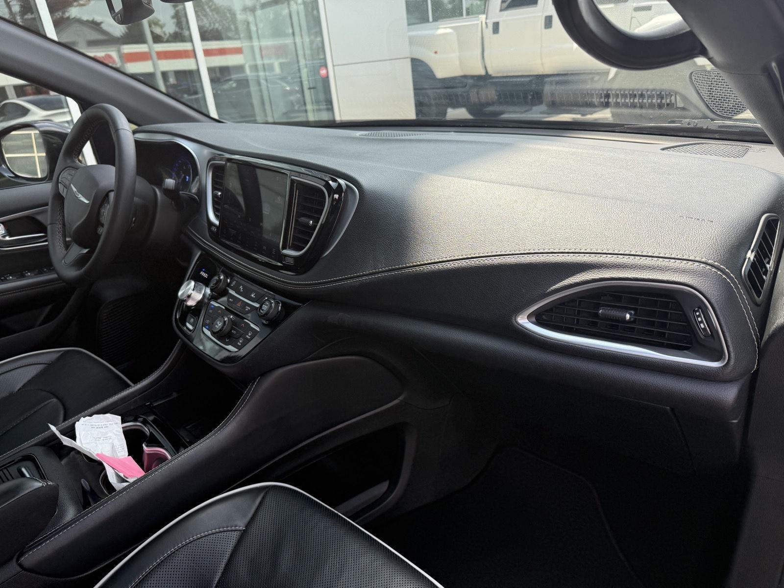 Chrysler Pacifica Limited 2025