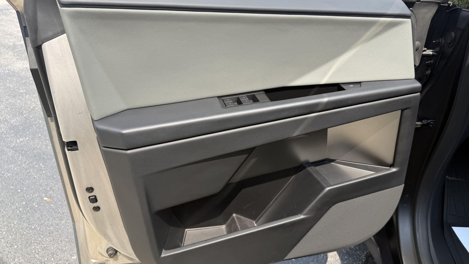 Tesla Cybertruck Base 2025