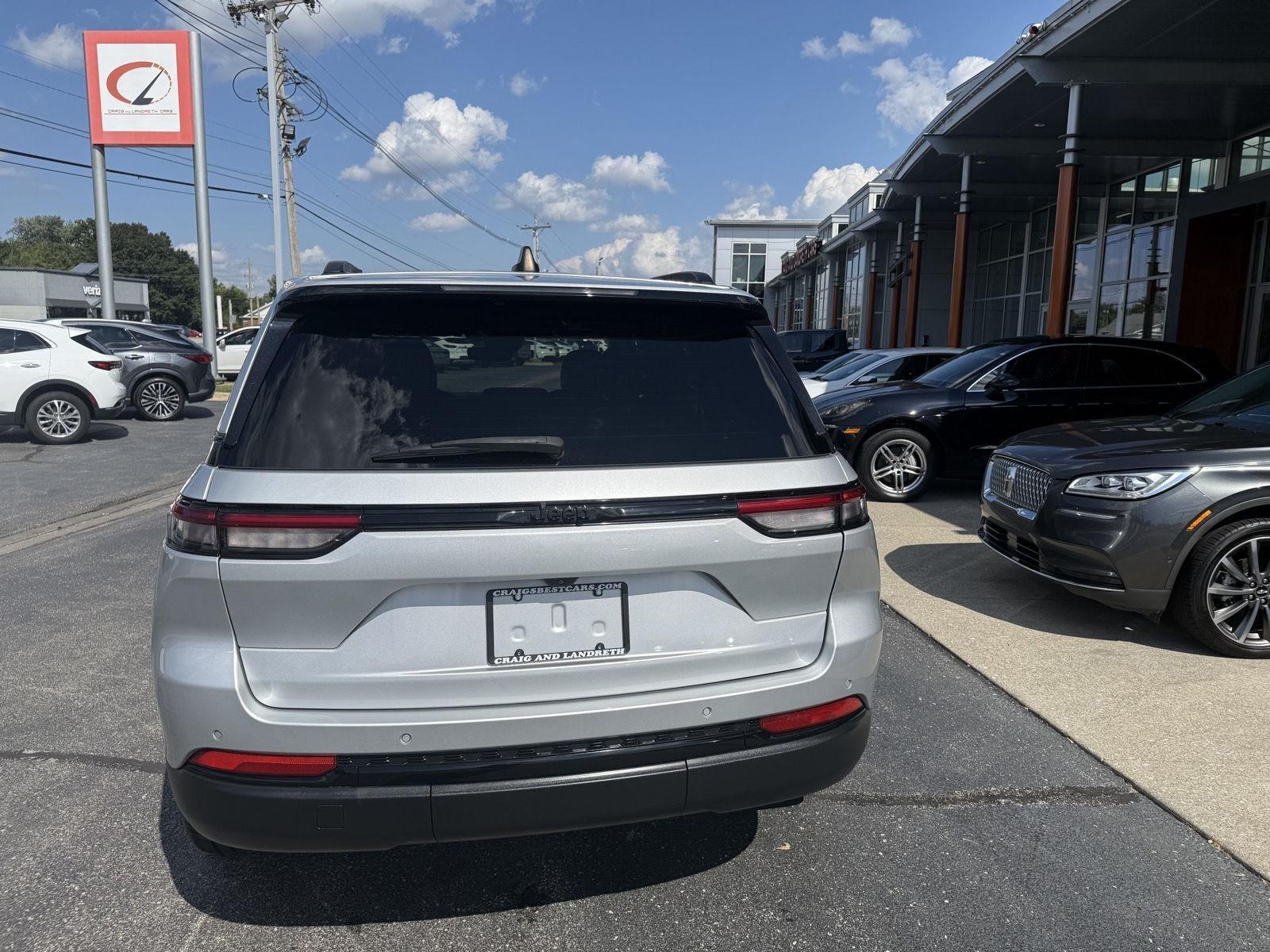 Jeep Grand Cherokee Laredo E 2WD 2023